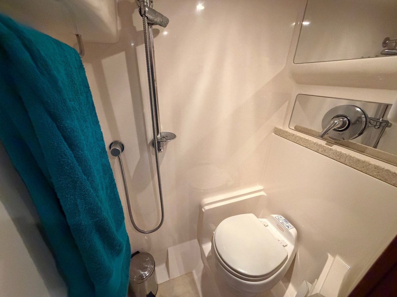 42' 2005 Regal Commodore 4260