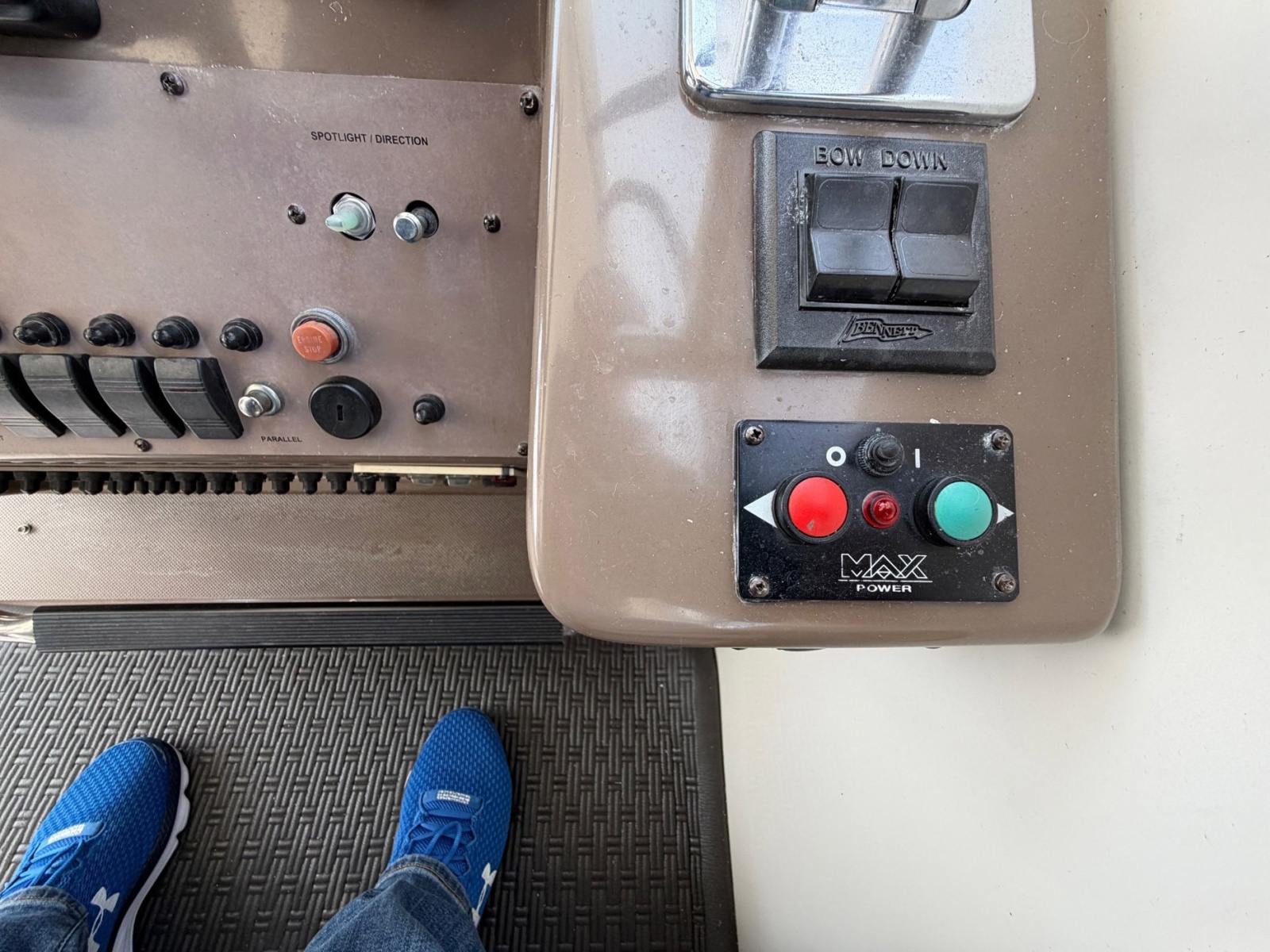 42' 2005 Regal Commodore 4260