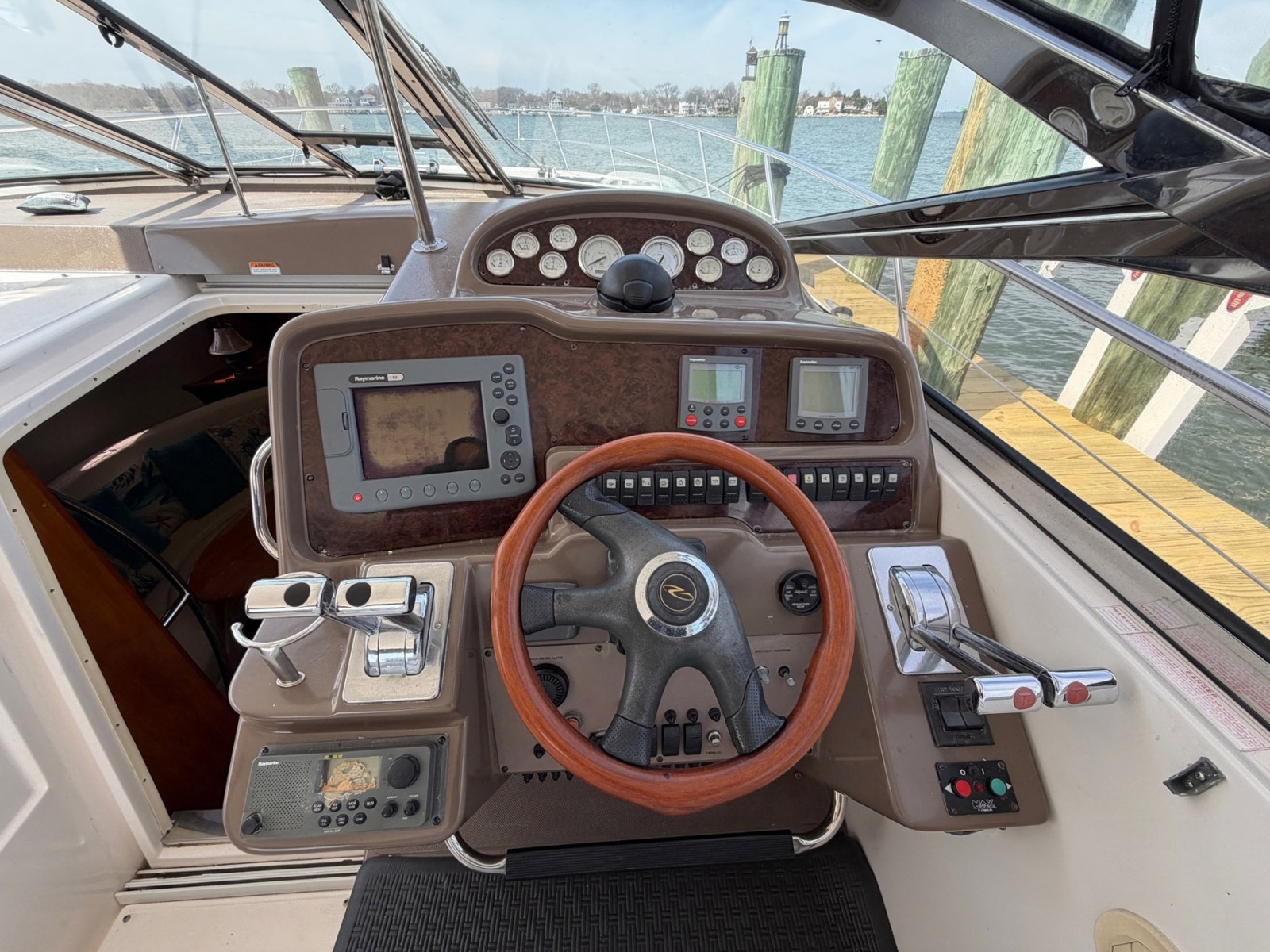 42' 2005 Regal Commodore 4260