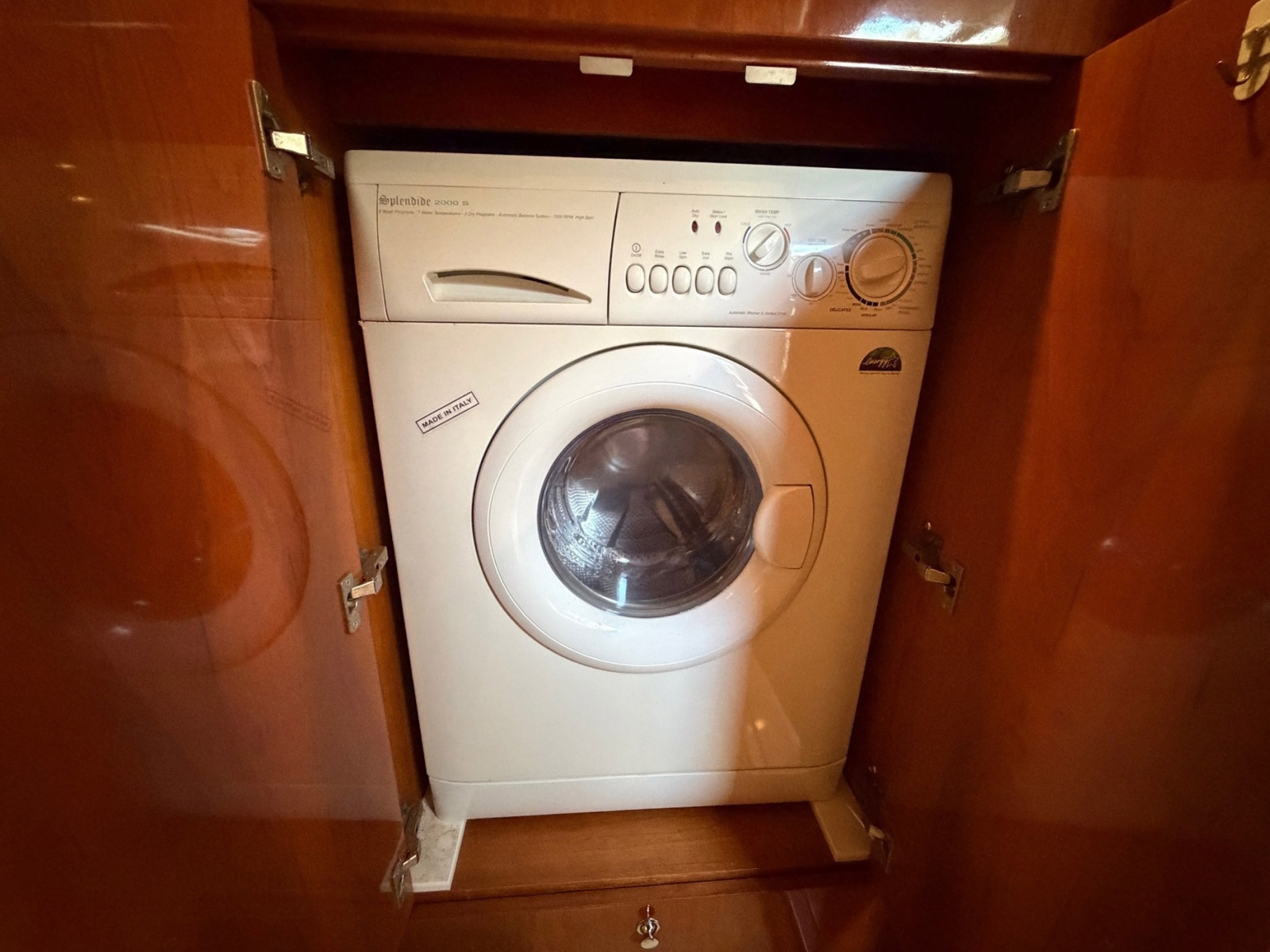 42' 2005 Regal Commodore 4260