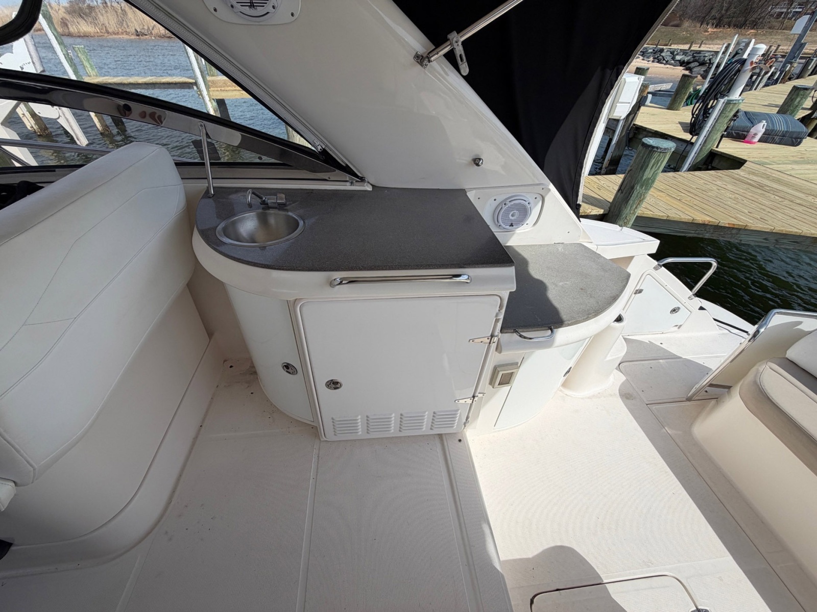 42' 2005 Regal Commodore 4260