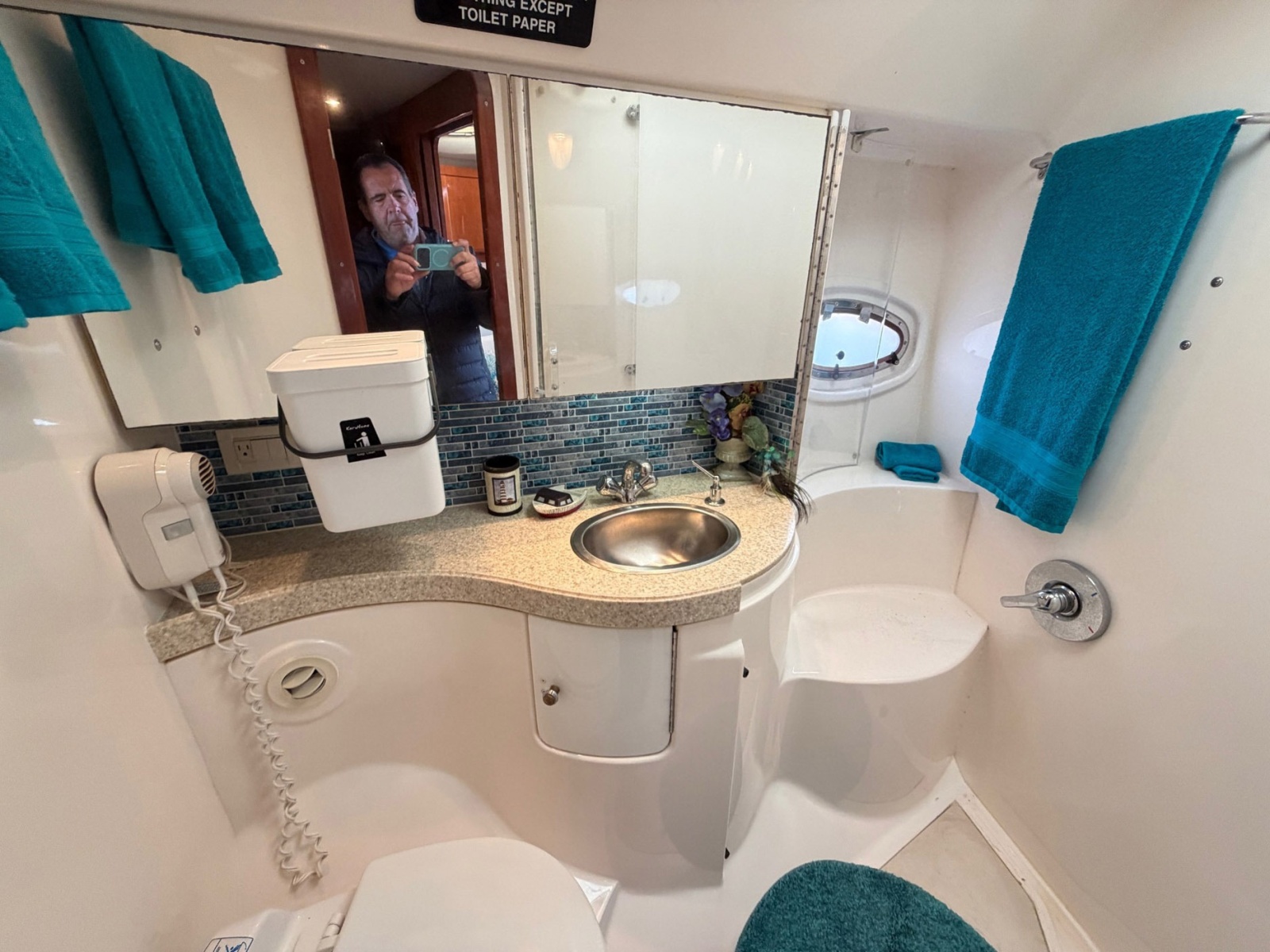 42' 2005 Regal Commodore 4260