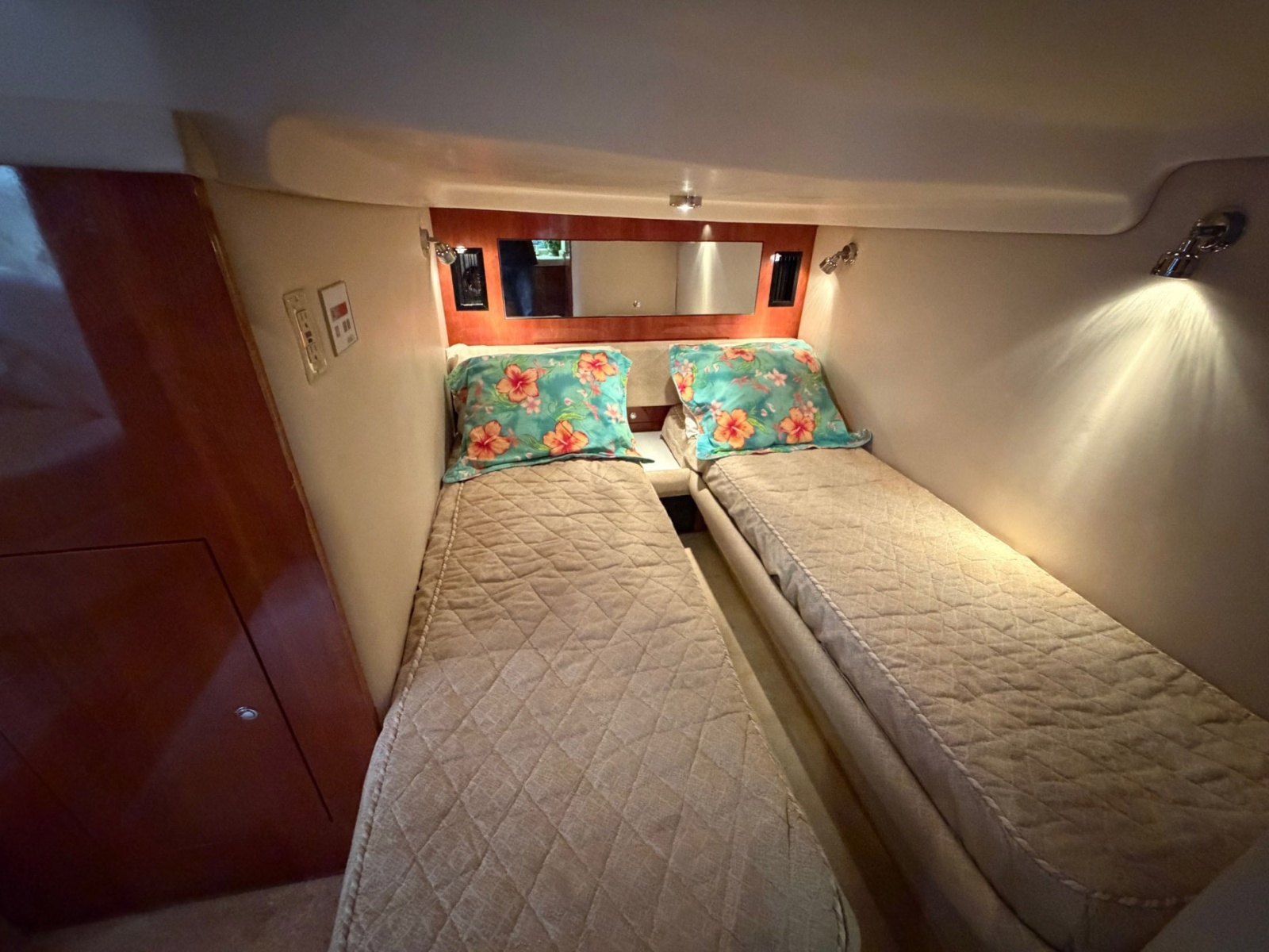 42' 2005 Regal Commodore 4260