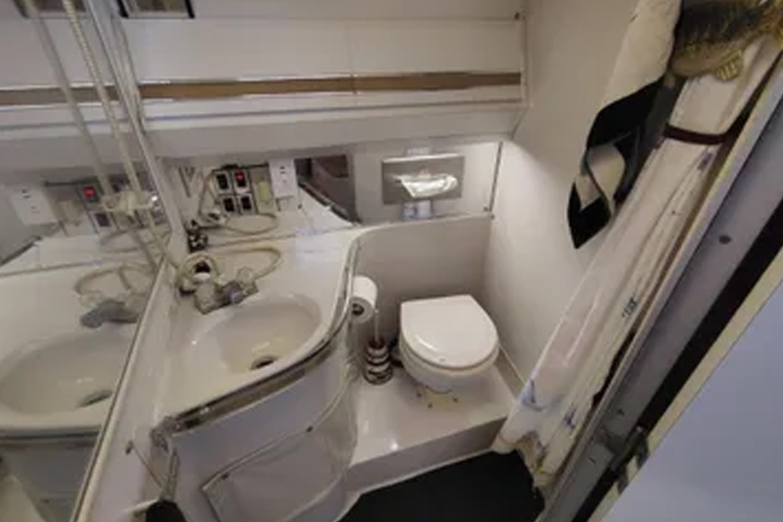 Just a Big Canoe 34ft Wellcraft Yacht For Sale