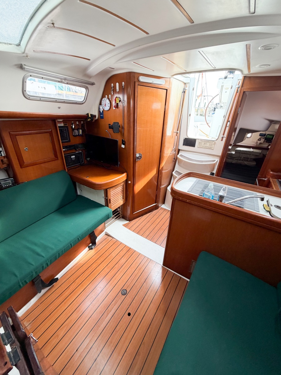 32' 2007 Beneteau 323