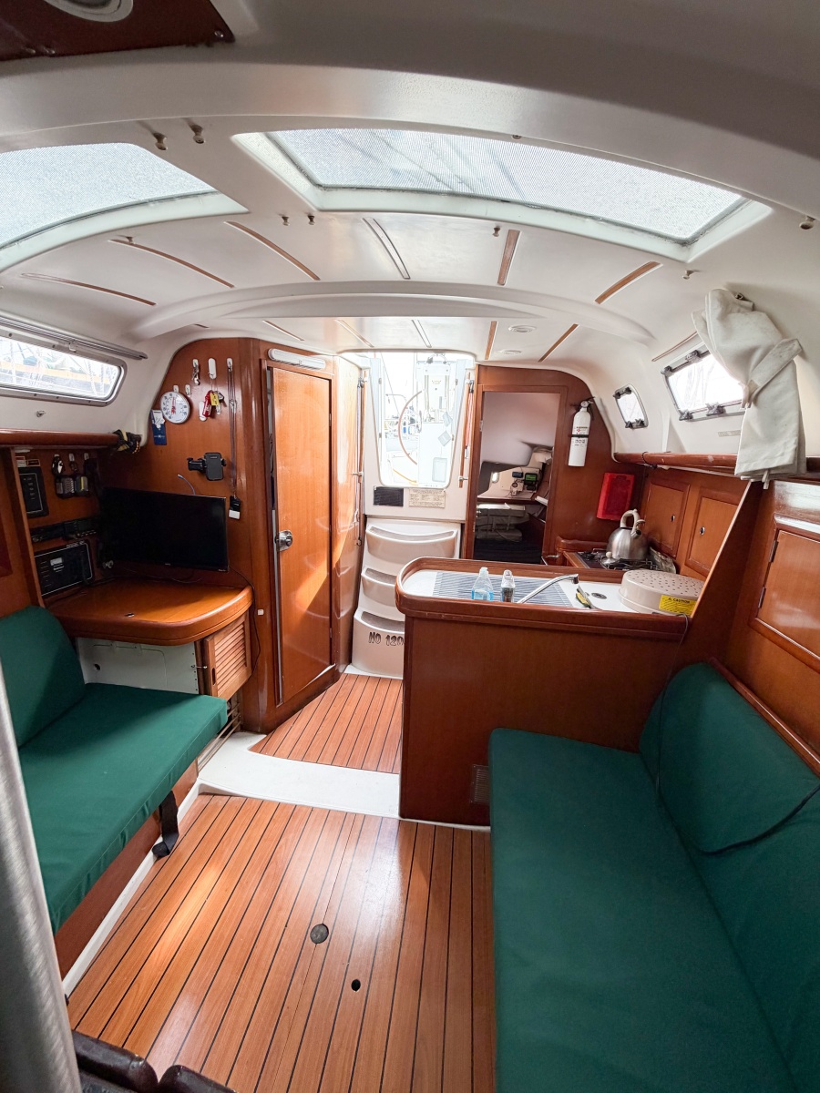 32' 2007 Beneteau 323