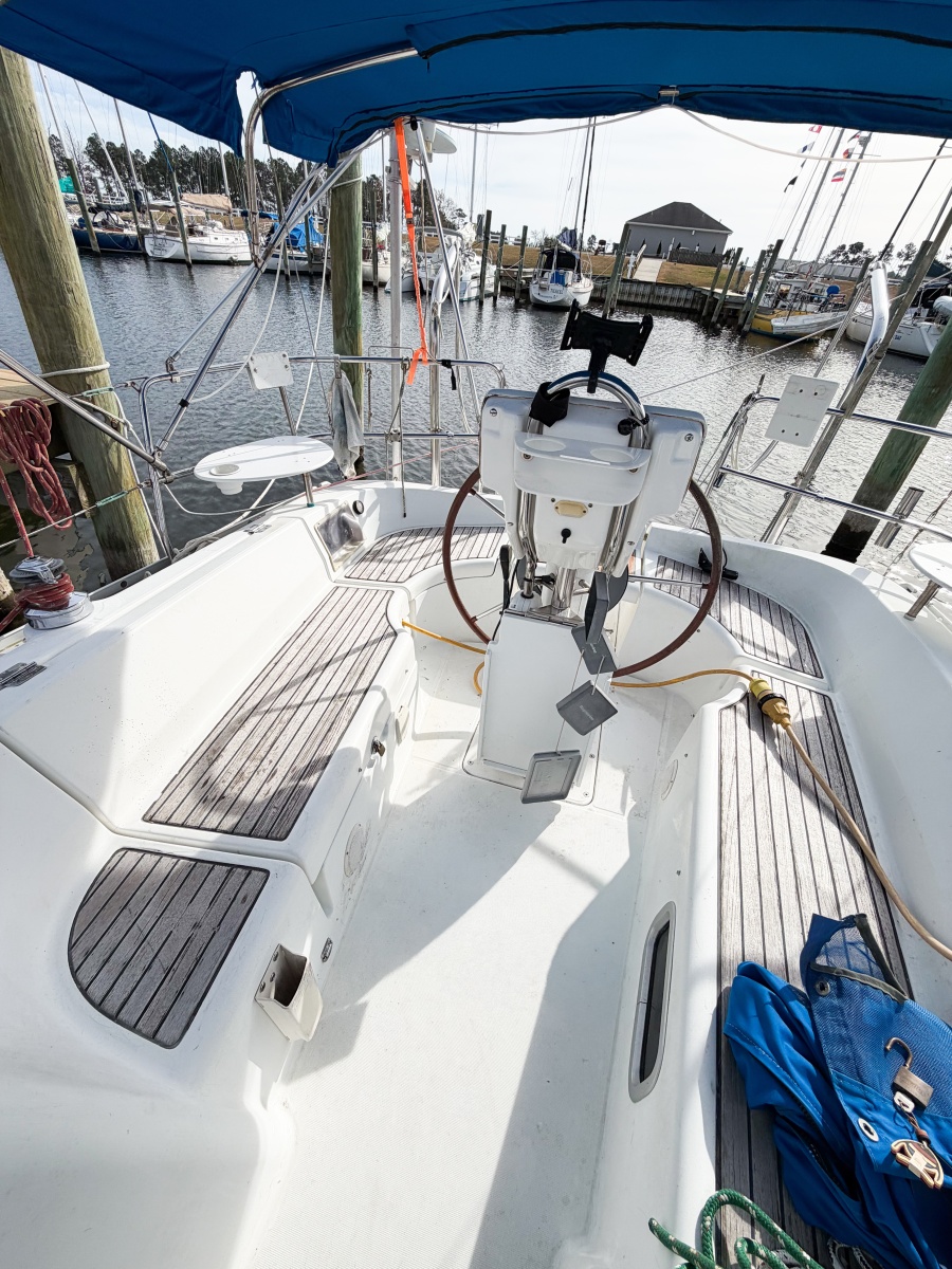 32' 2007 Beneteau 323