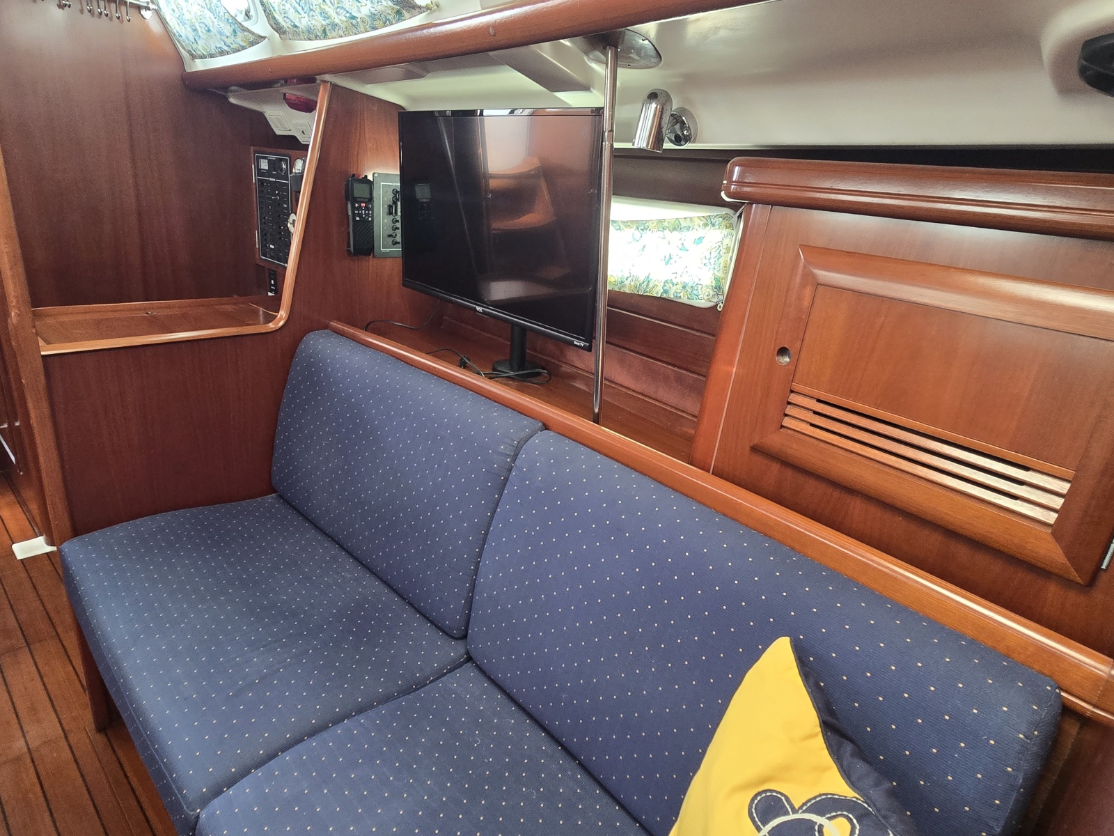 42' 2004 Beneteau 423