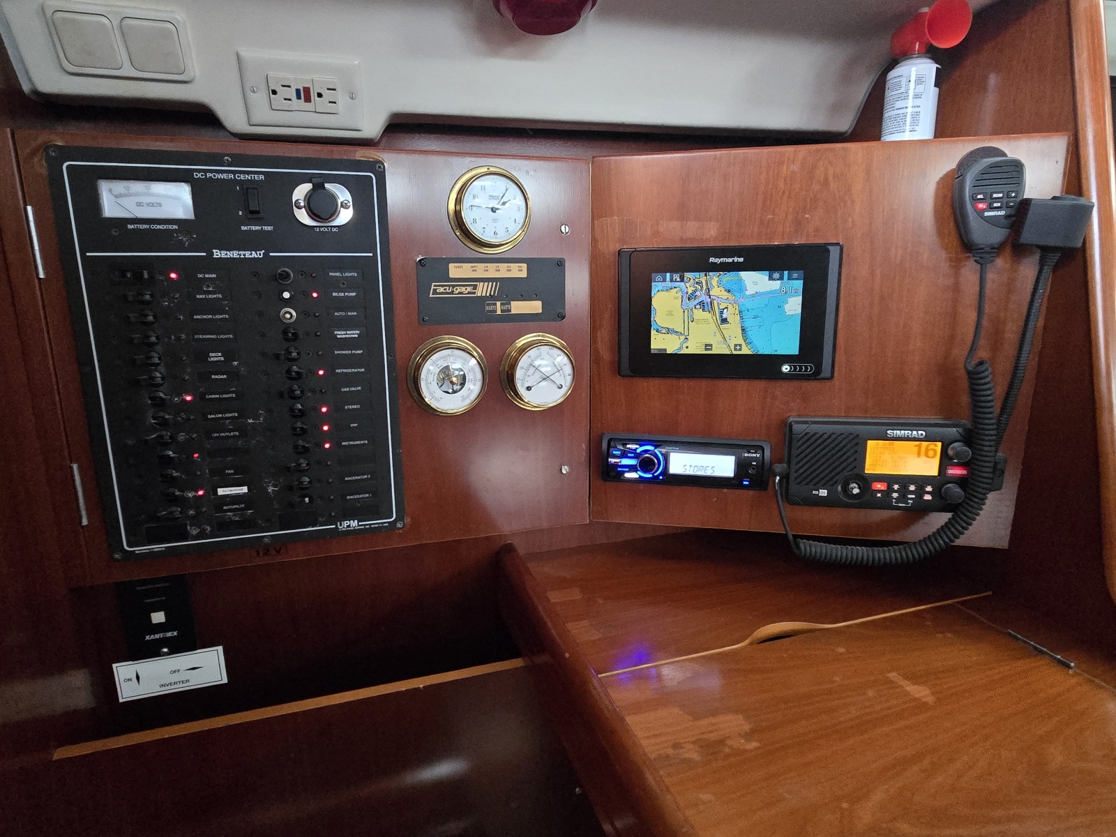 42' 2004 Beneteau 423