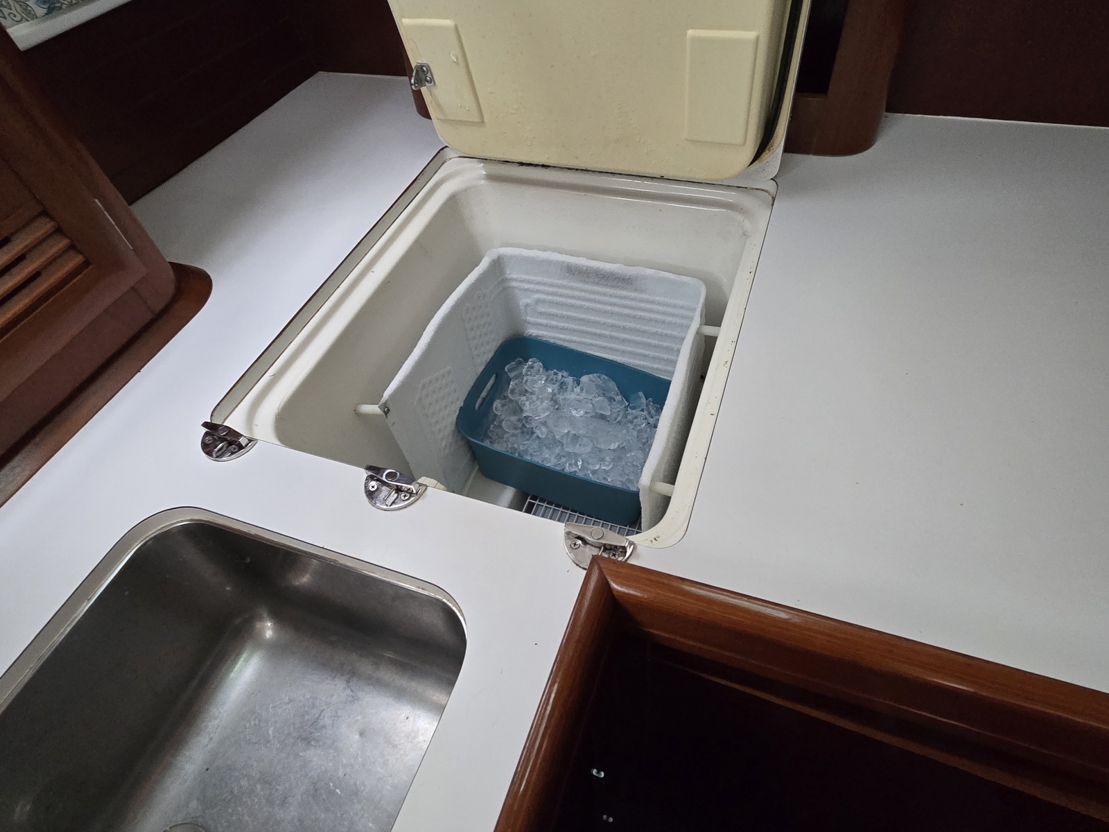 42' 2004 Beneteau 423