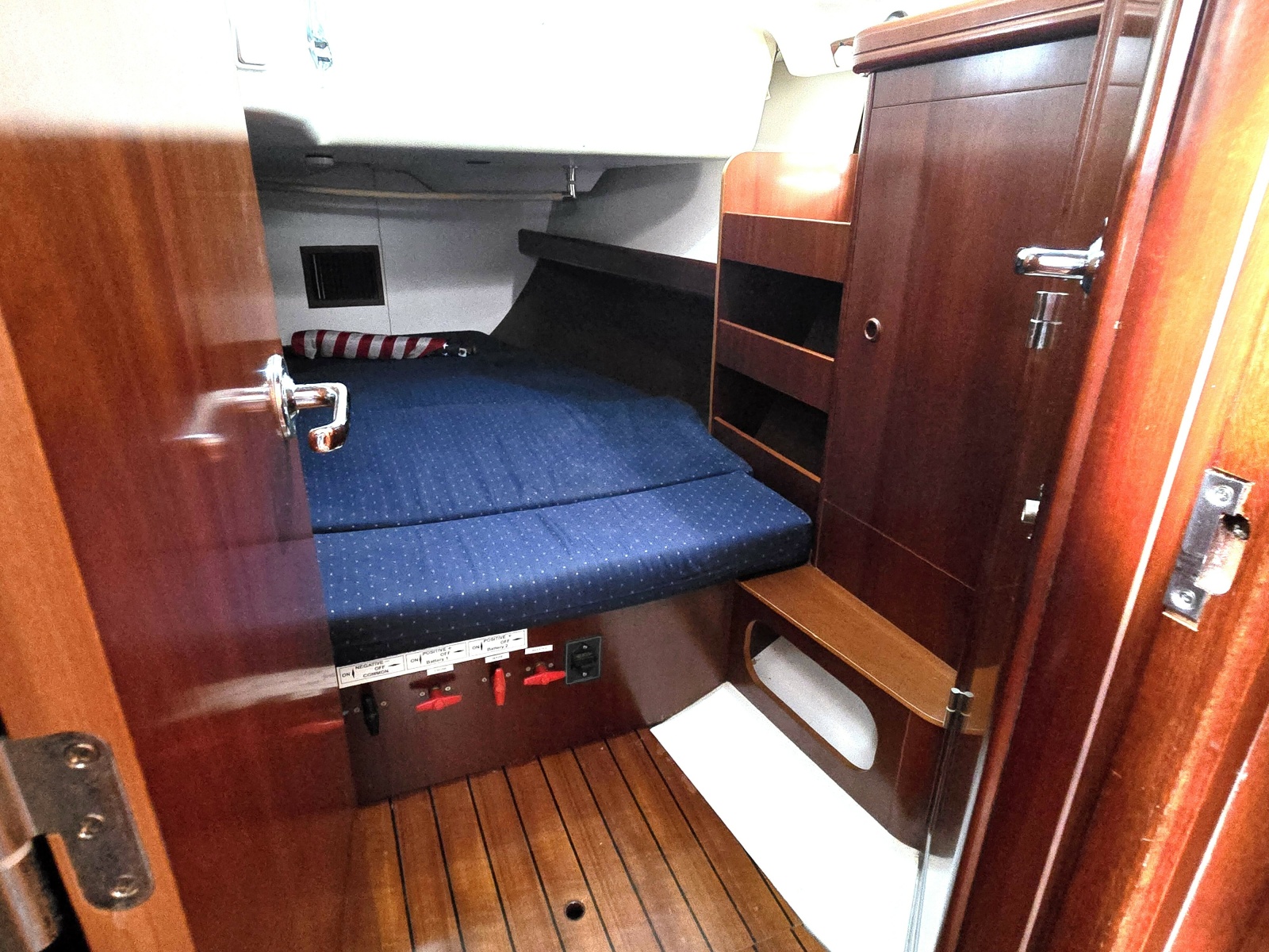 42' 2004 Beneteau 423