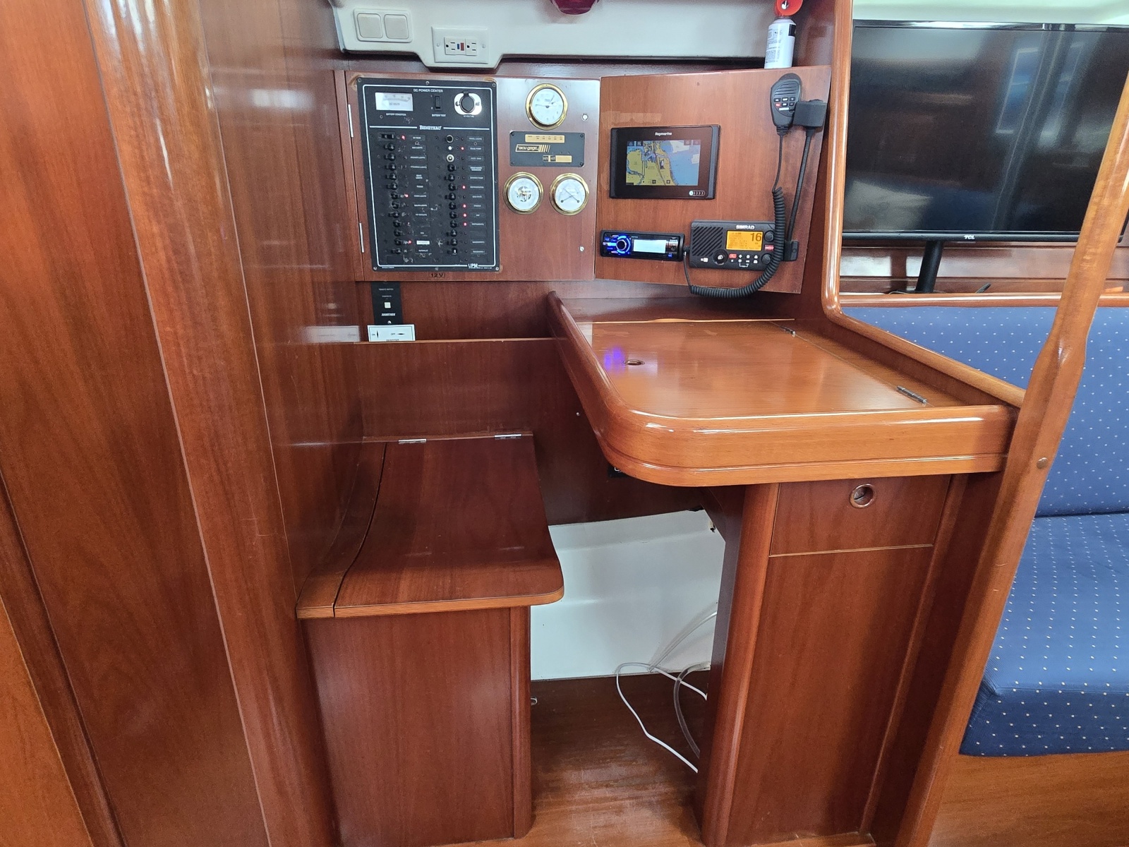 42' 2004 Beneteau 423