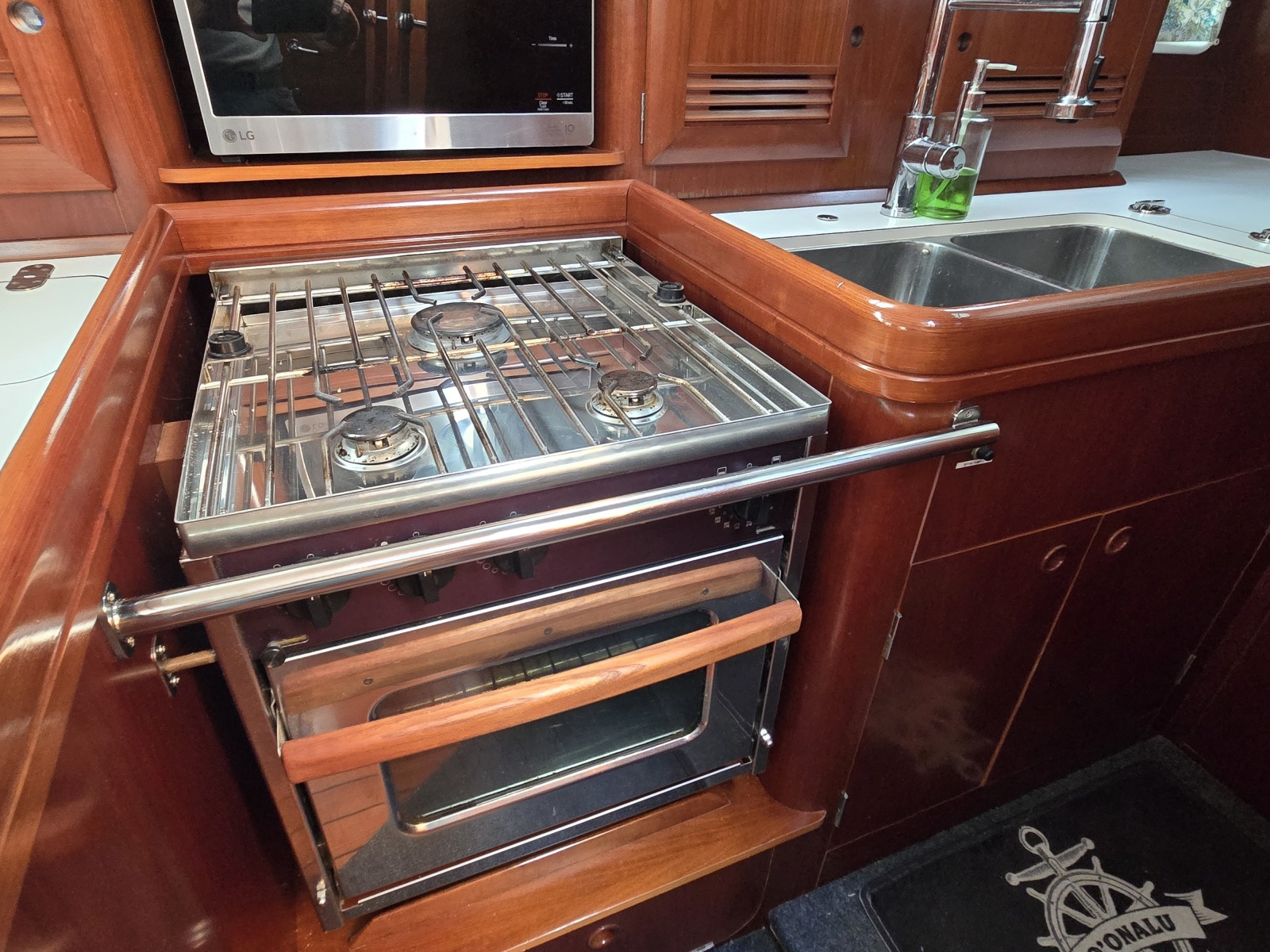 42' 2004 Beneteau 423