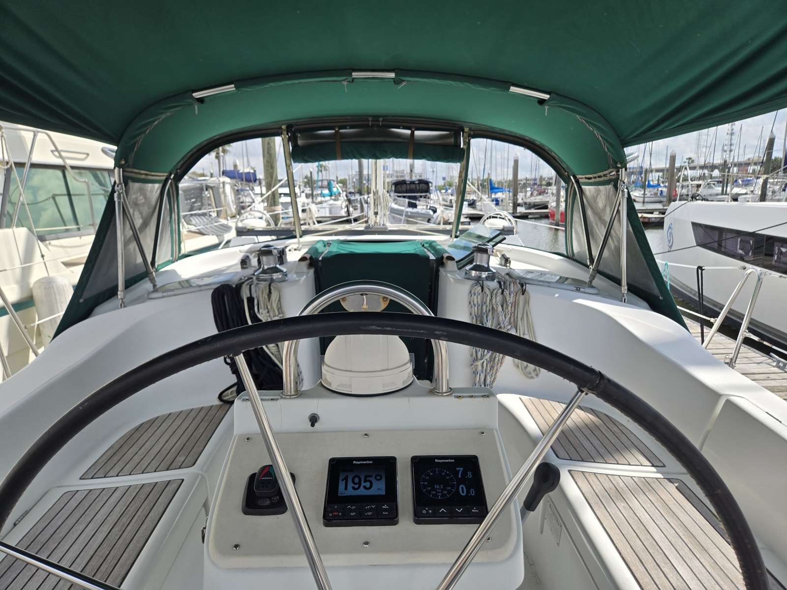 42' 2004 Beneteau 423