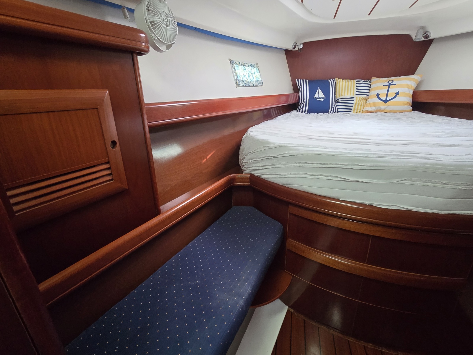 42' 2004 Beneteau 423