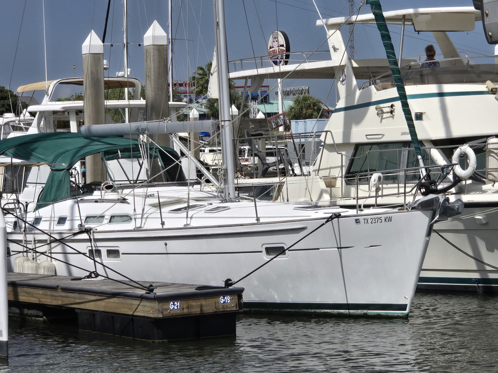 42' 2004 Beneteau 423