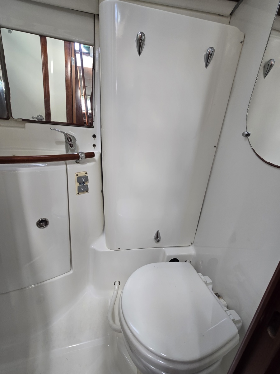 42' 2004 Beneteau 423