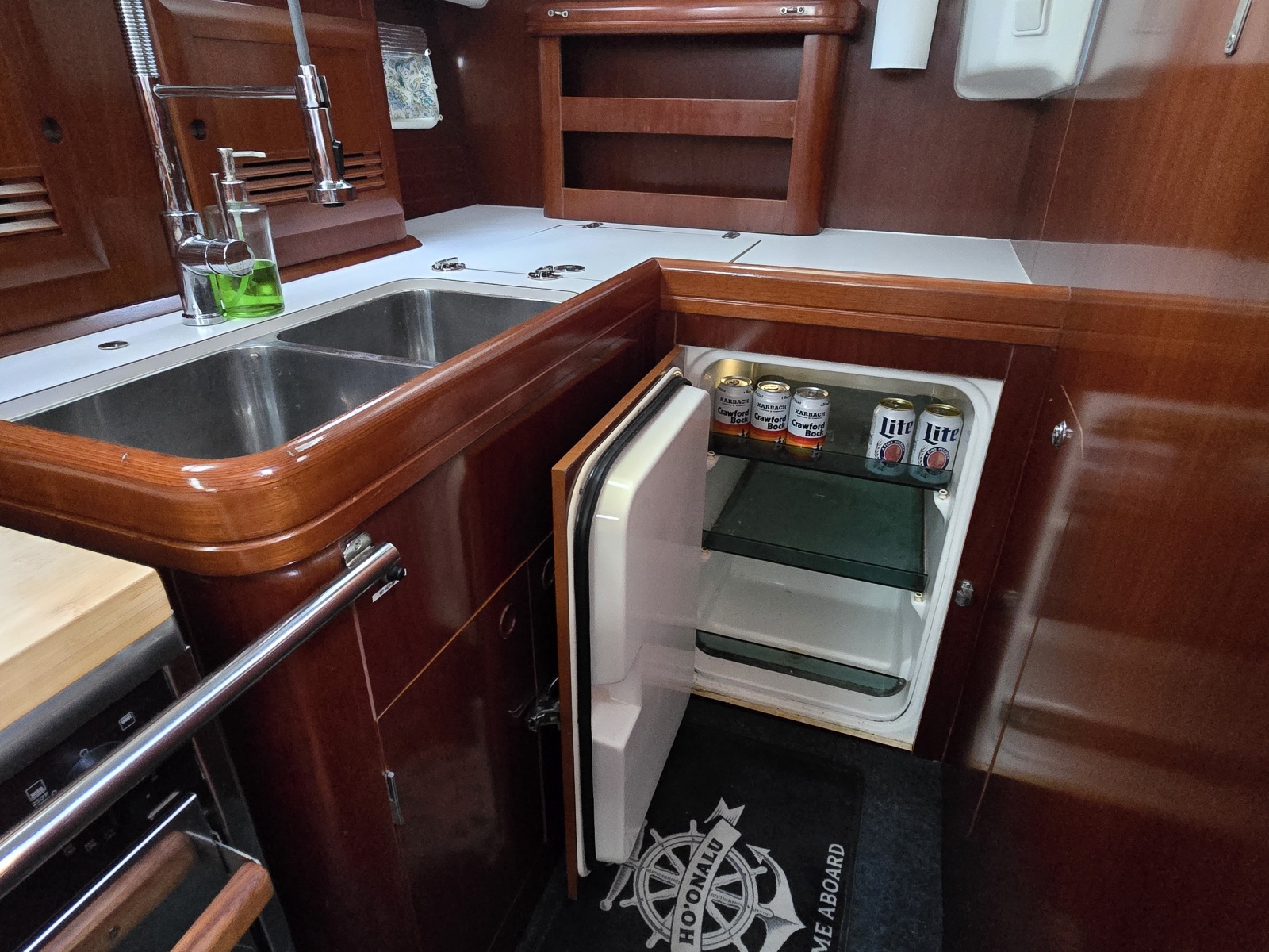 42' 2004 Beneteau 423