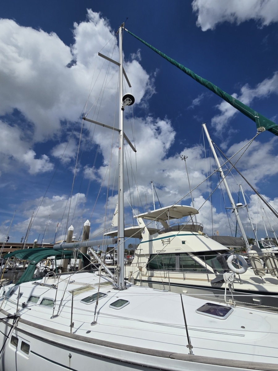 42' 2004 Beneteau 423