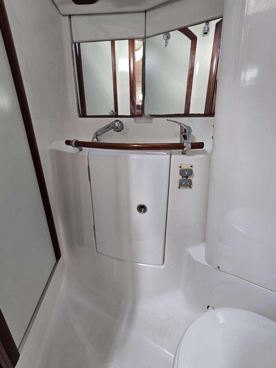 42' 2004 Beneteau 423