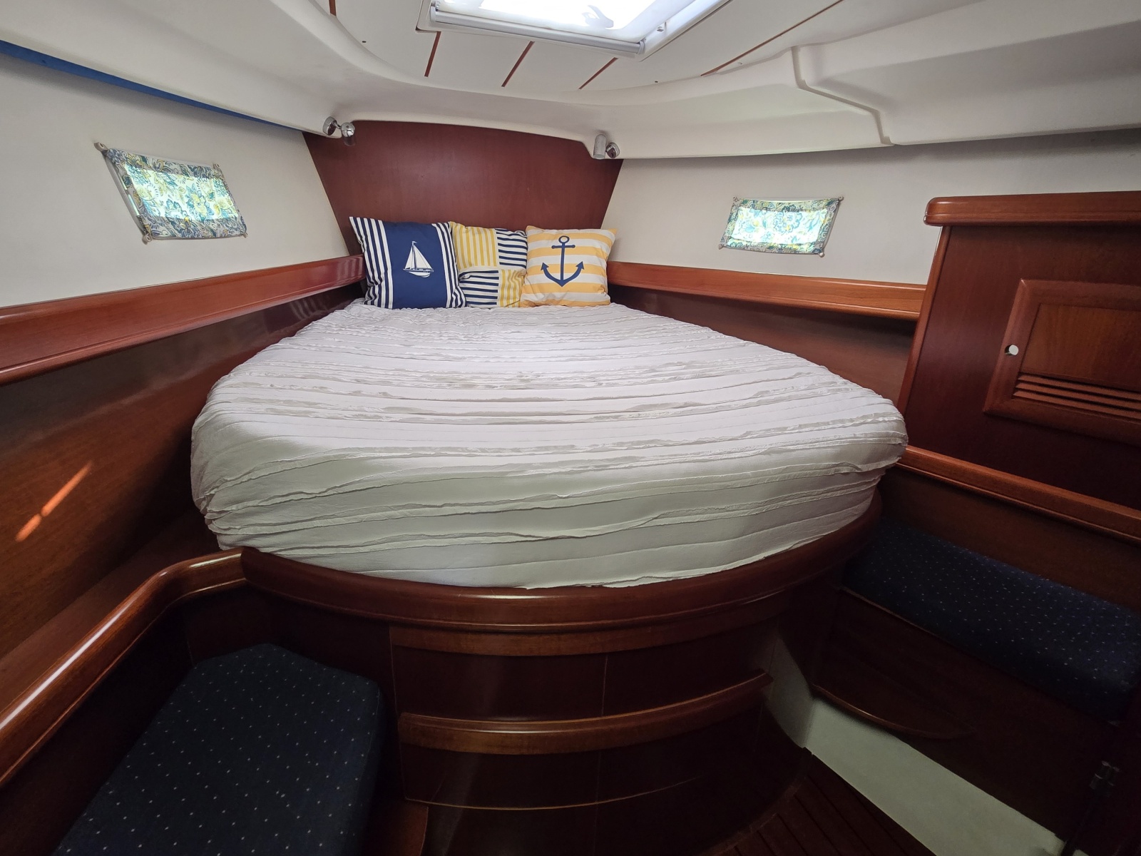 42' 2004 Beneteau 423