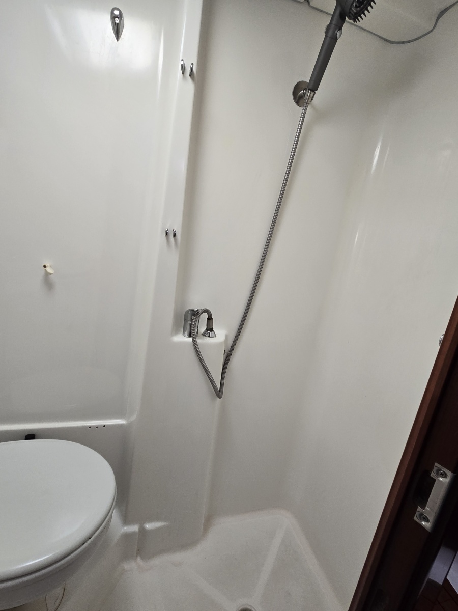 42' 2004 Beneteau 423