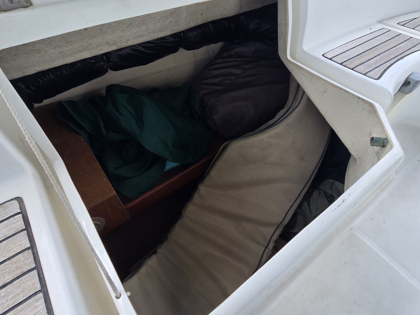 42' 2004 Beneteau 423