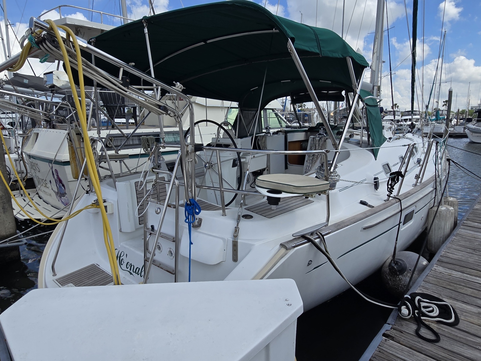 42' 2004 Beneteau 423