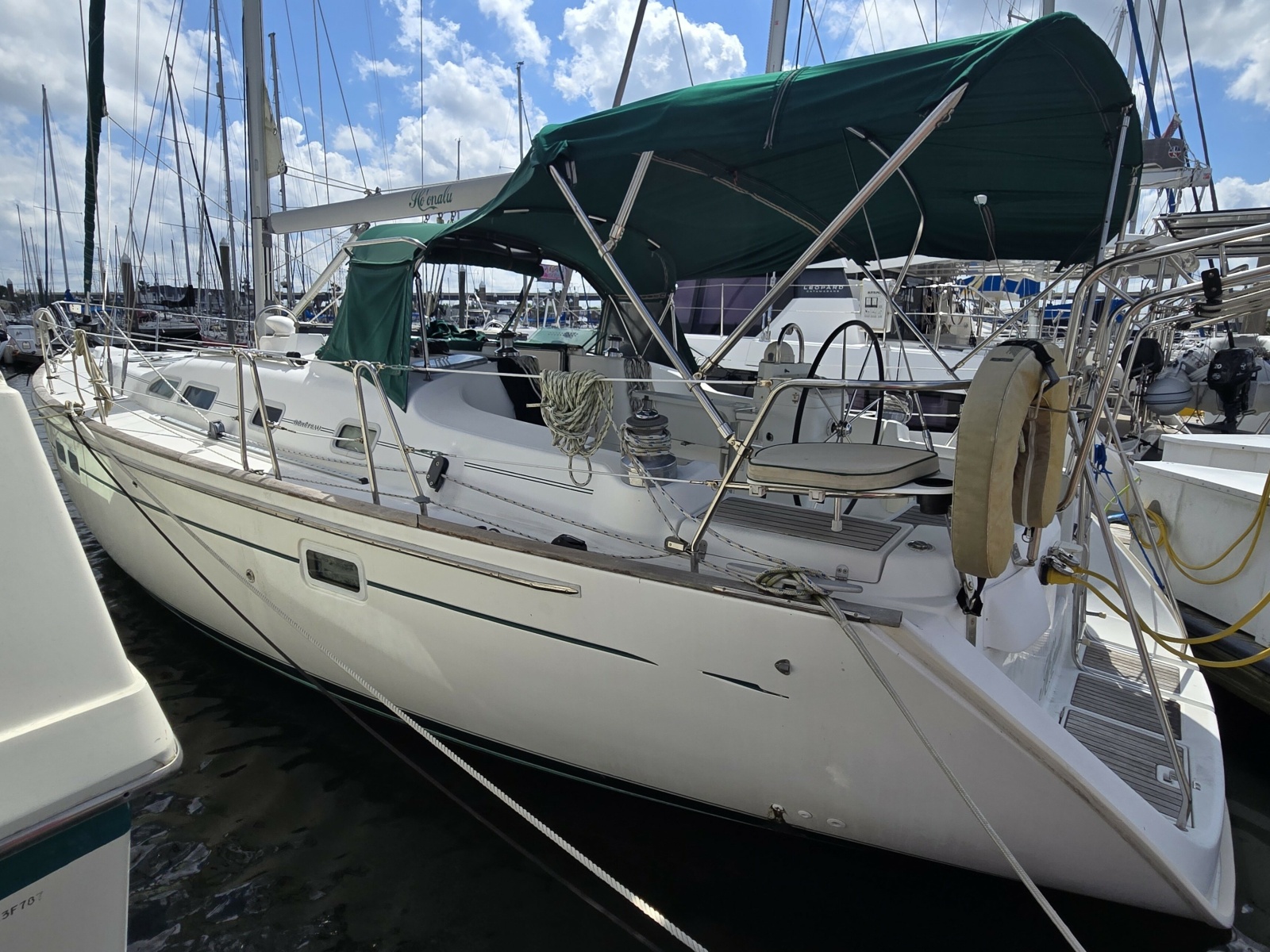 42' 2004 Beneteau 423