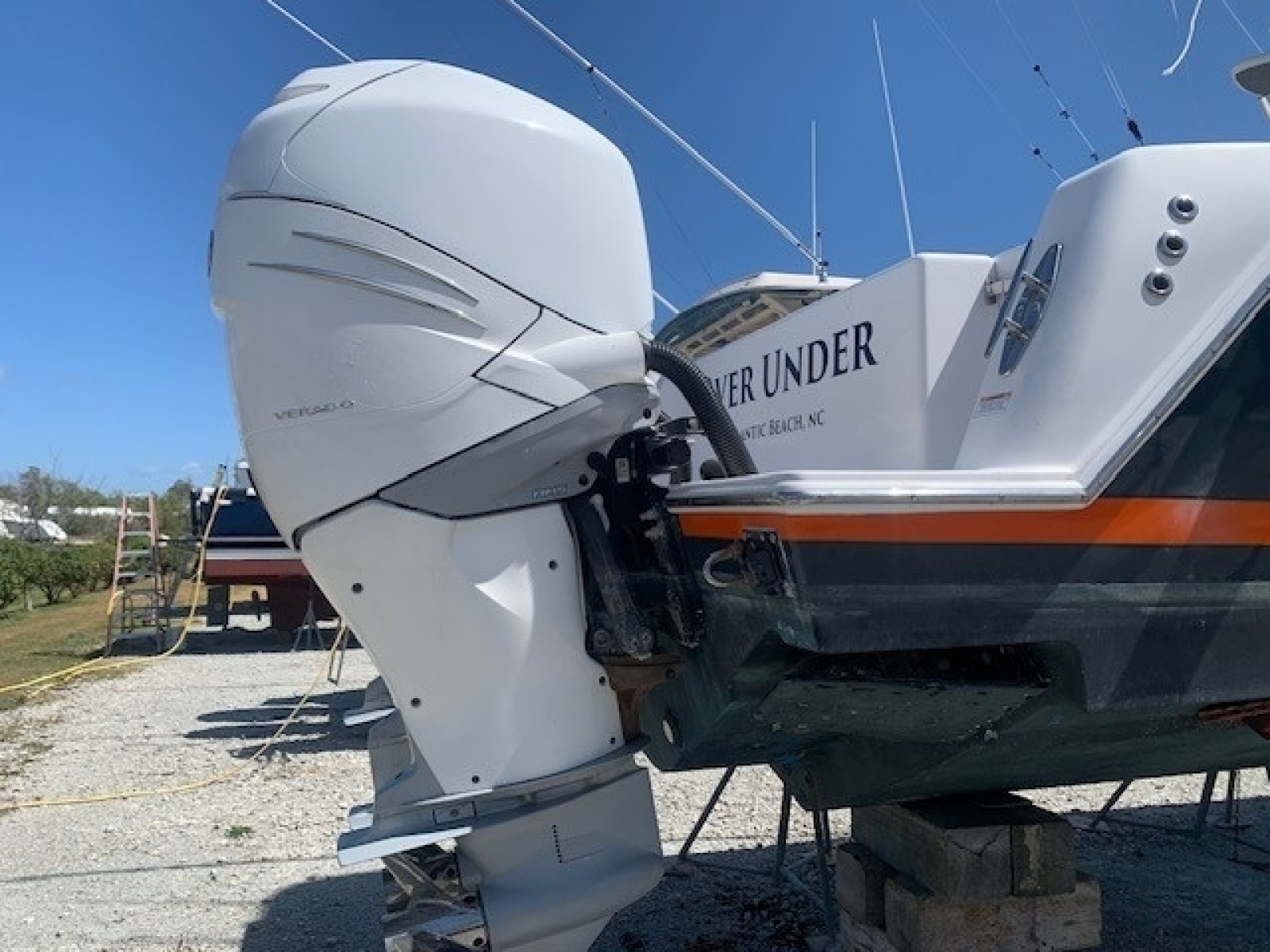 2019 Contender Center Console — 0005632610