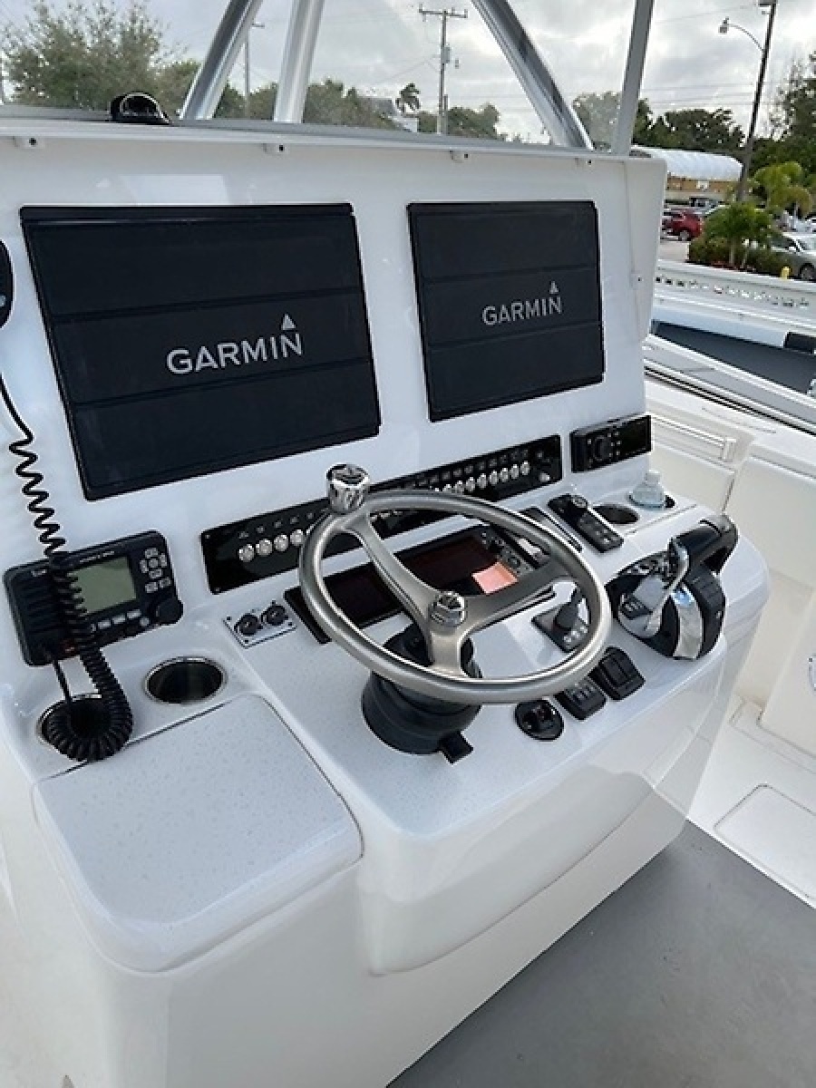 2019 Contender Center Console — 0005627283