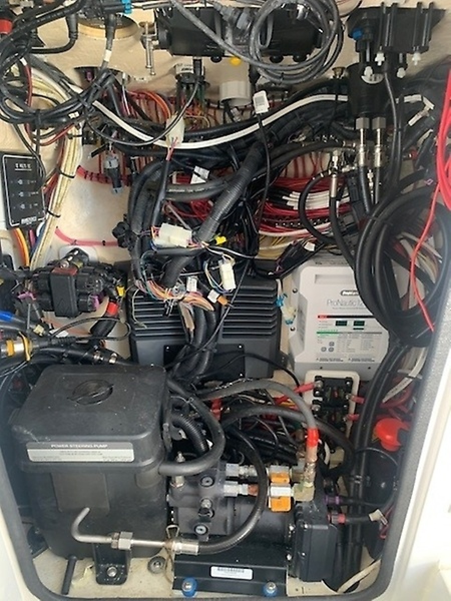 2019 Contender Center Console — 0005633003
