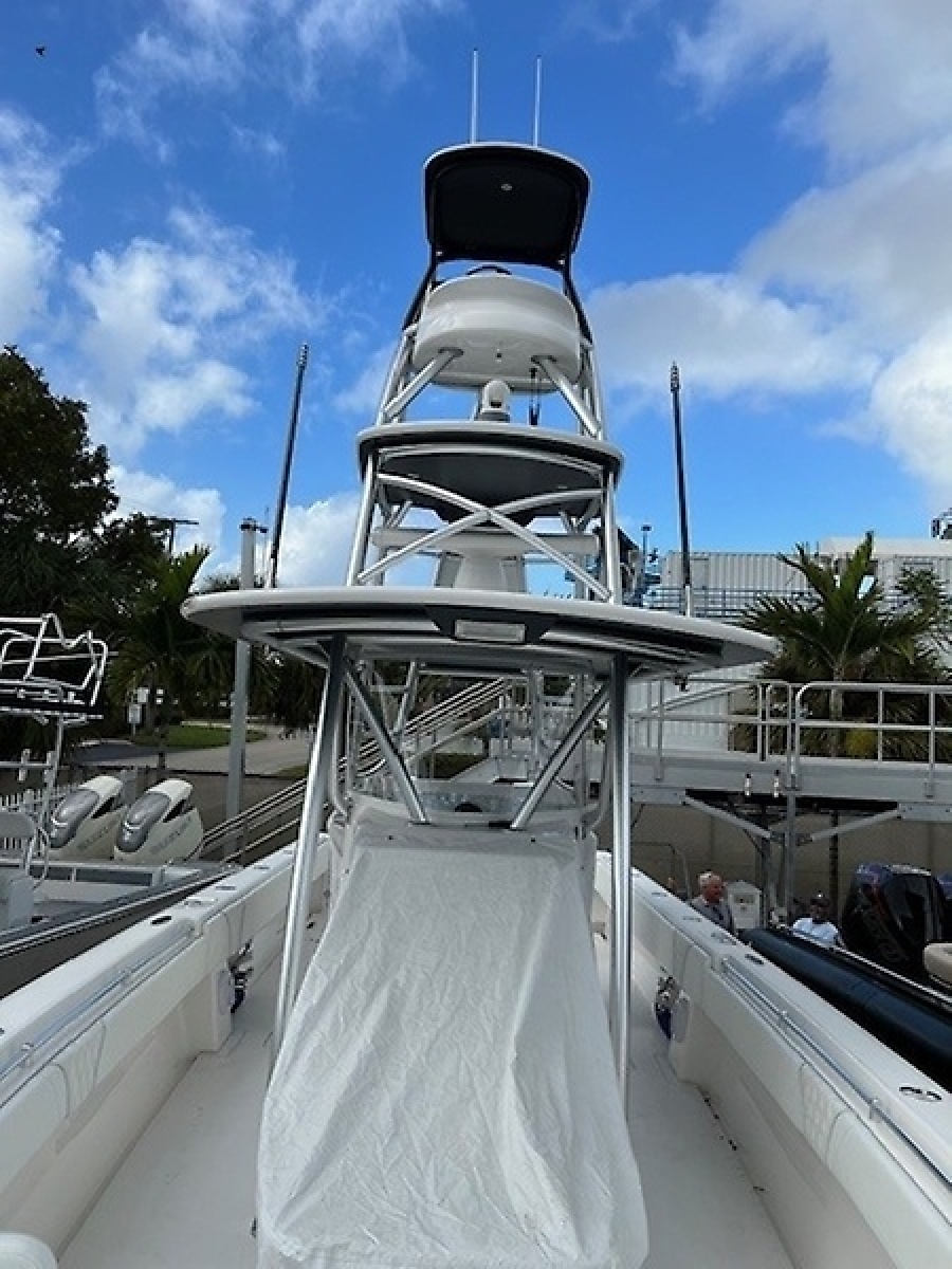 2019 Contender Center Console — 0005627319