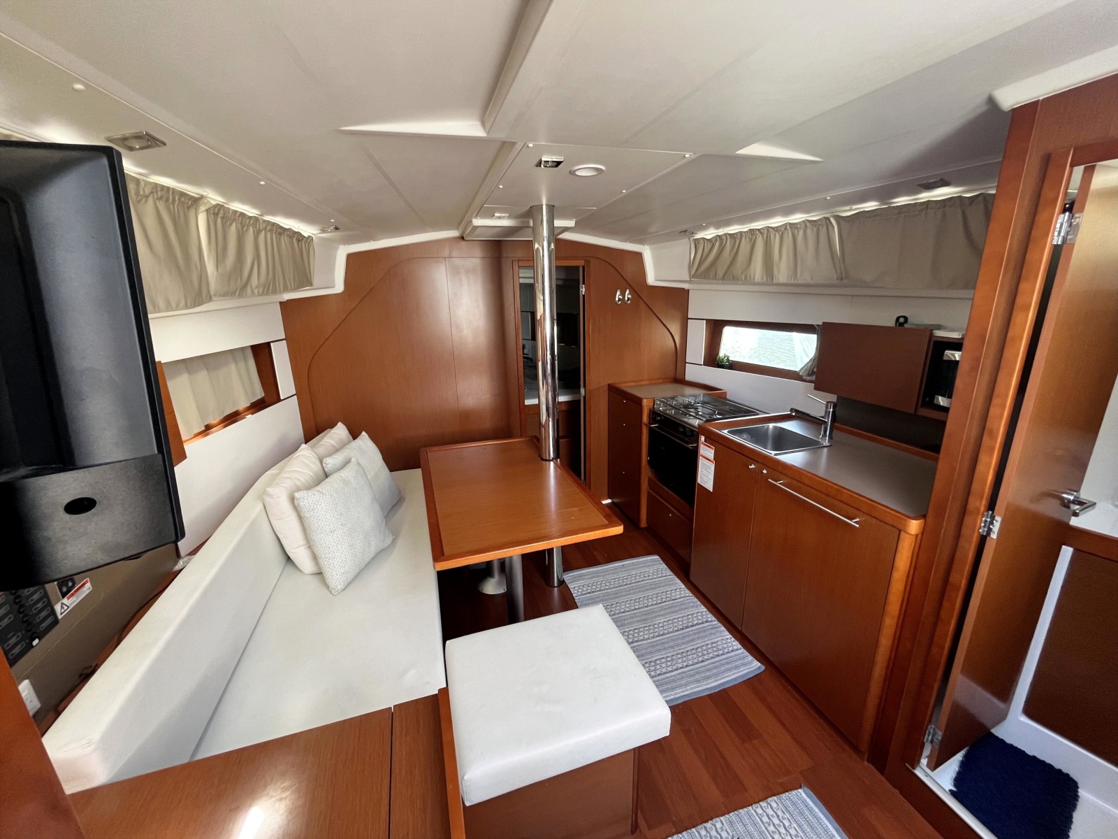 38' 2016 Beneteau 38.1