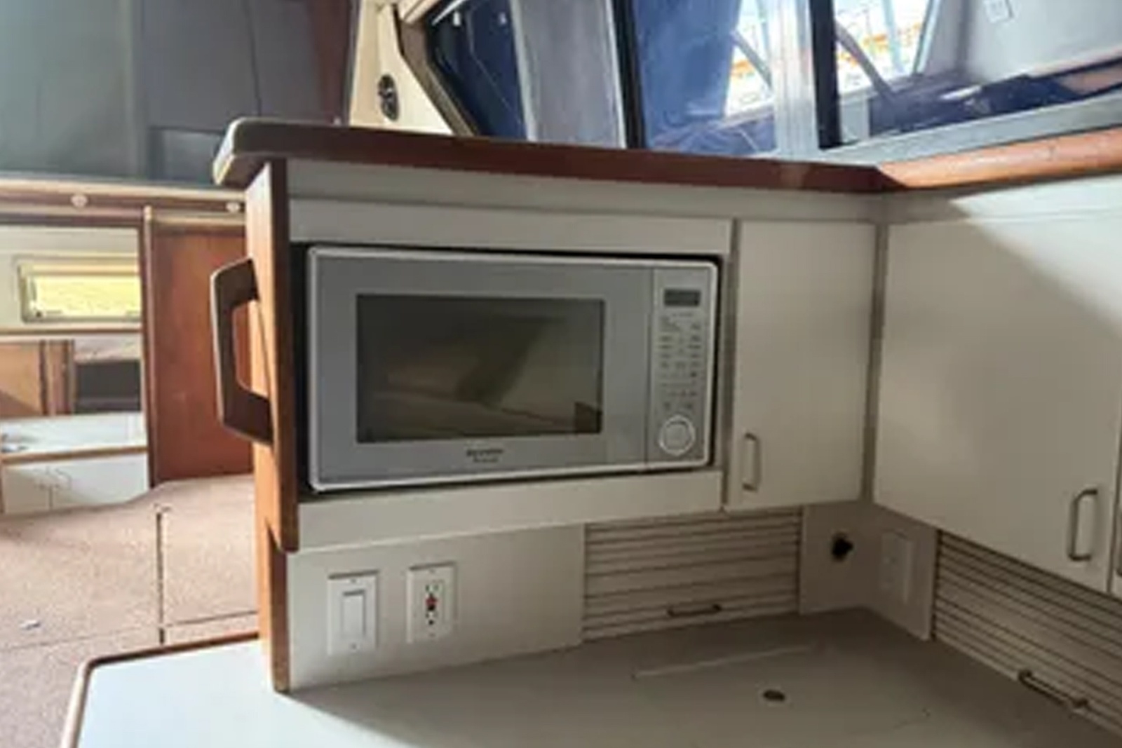 32ft Carver Yacht For Sale