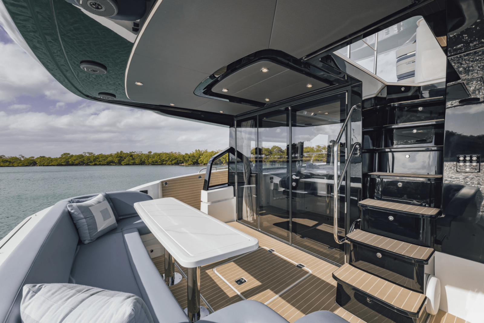 57ft Cruisers Yachts Yacht For Sale