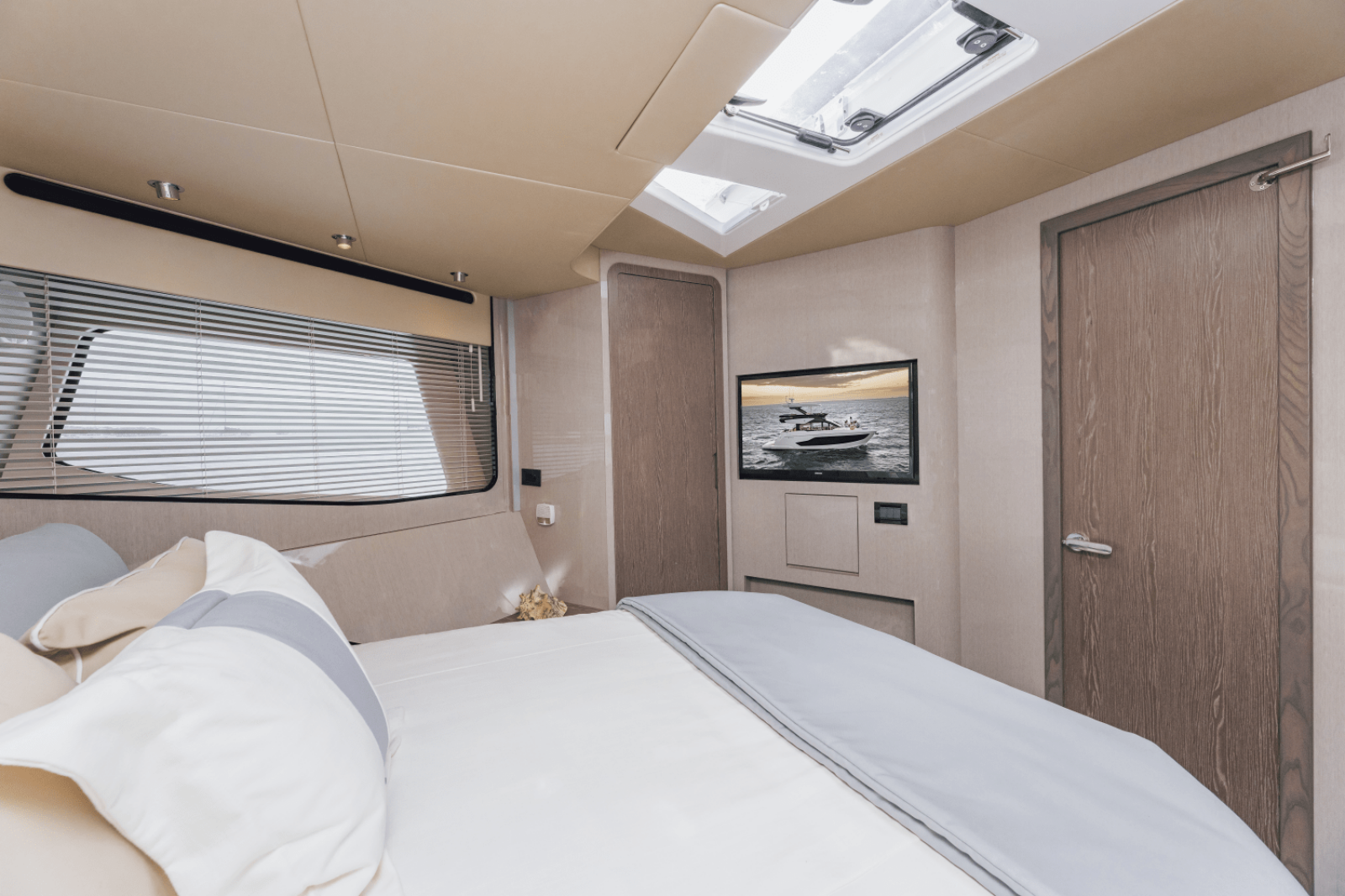 57ft Cruisers Yachts Yacht For Sale