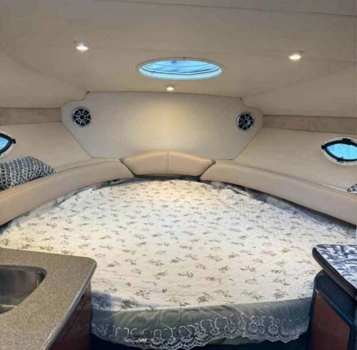 27ft Maxum Yacht For Sale