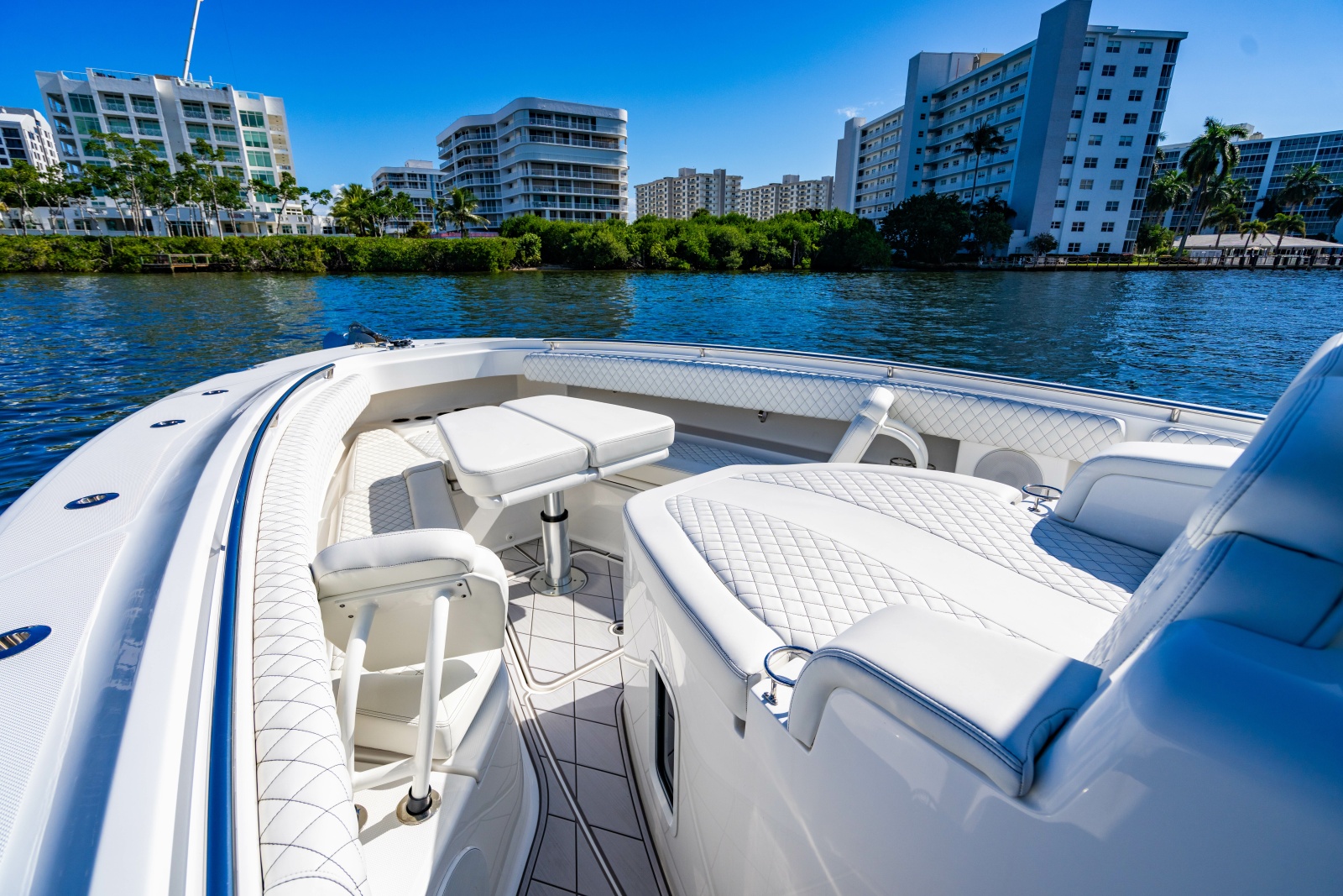 42' 2024 HCB 42 Lujo