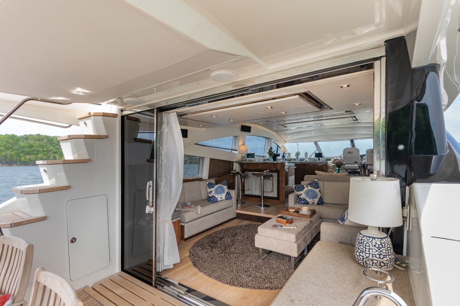 65' 2018 Sea Ray L650 FLY
