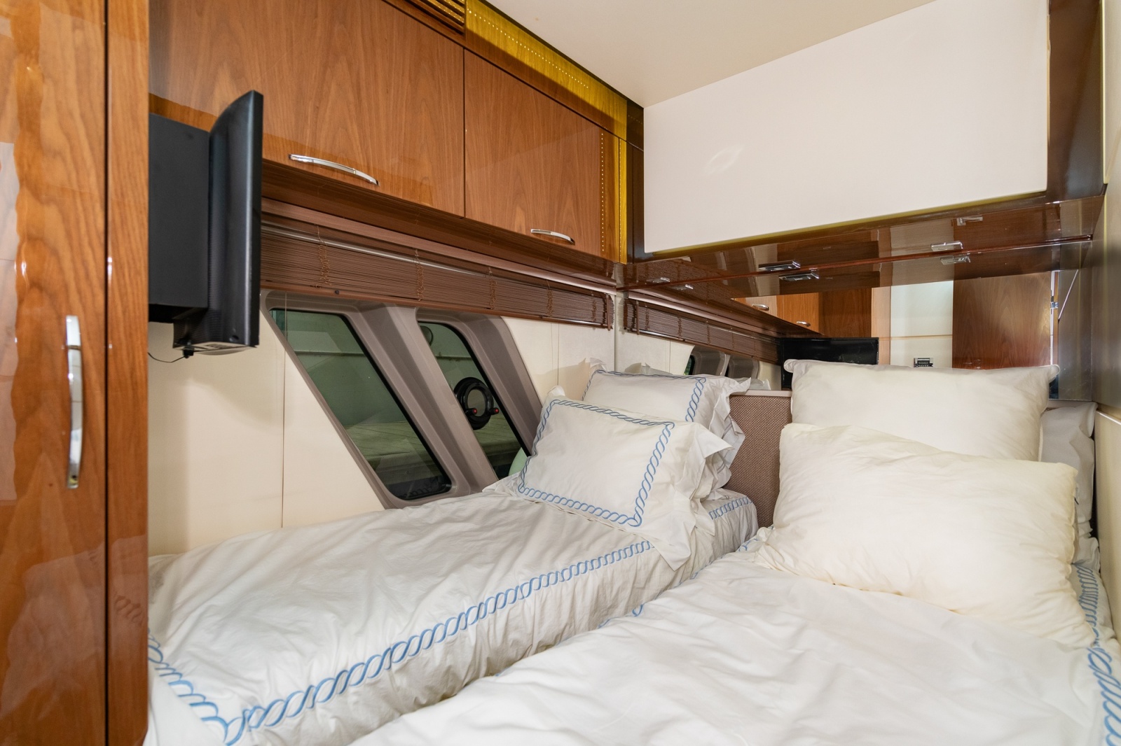 65' 2018 Sea Ray L650 FLY