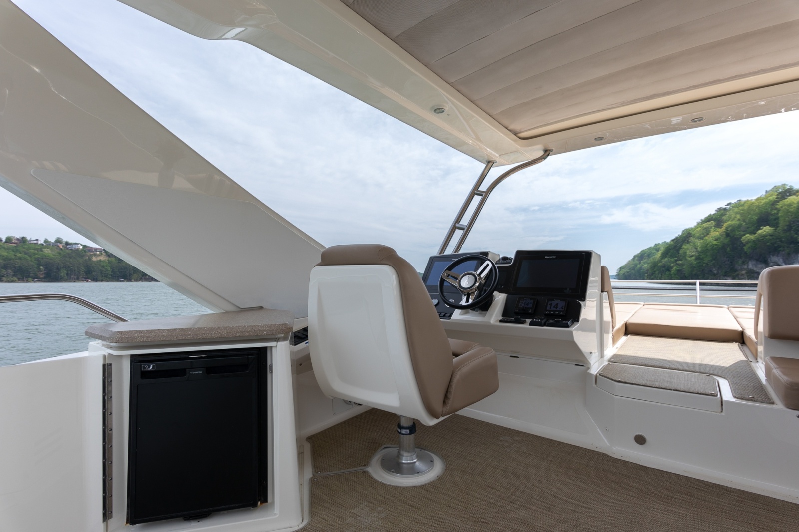 65' 2018 Sea Ray L650 FLY
