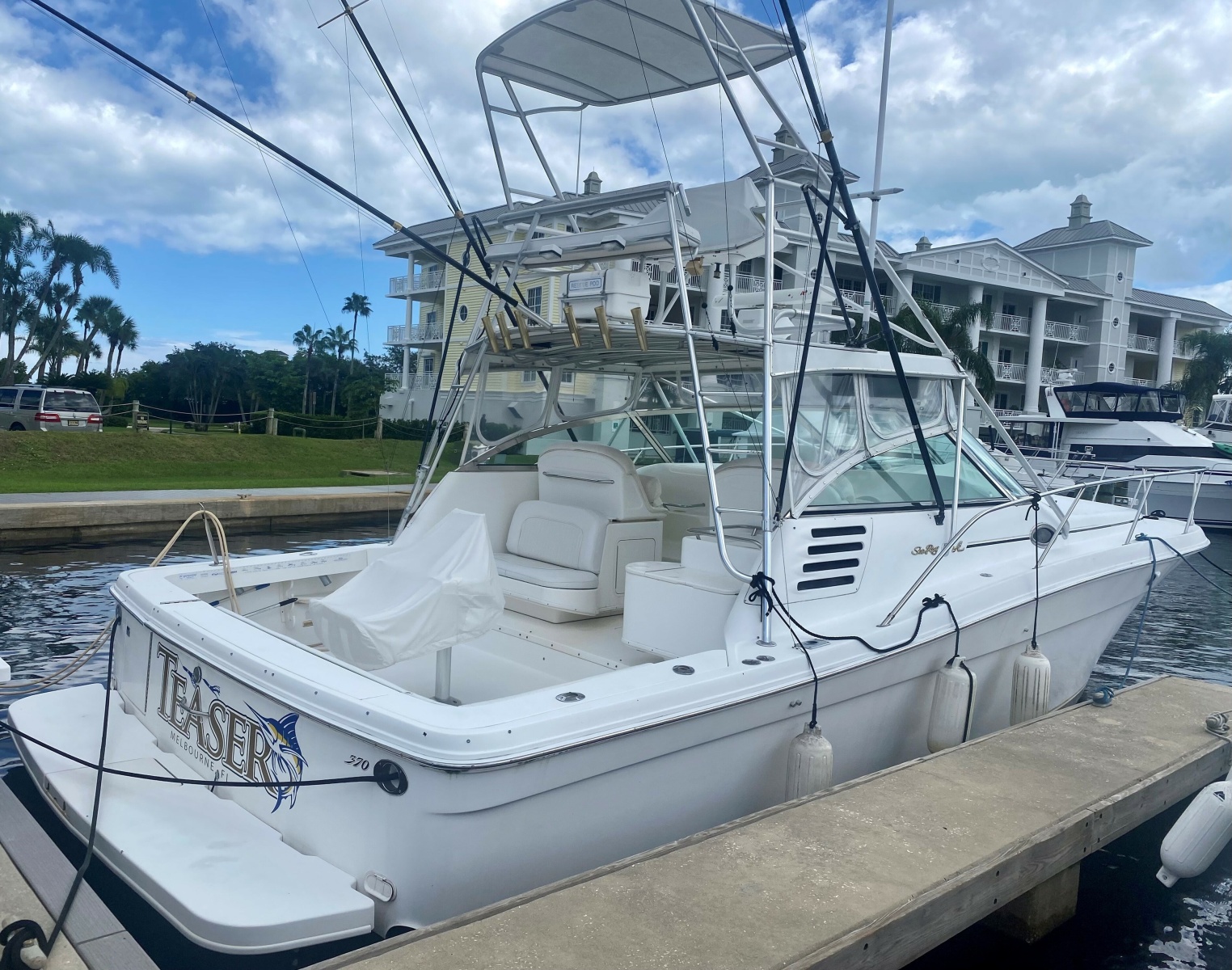 37' 1999 Sea Ray 