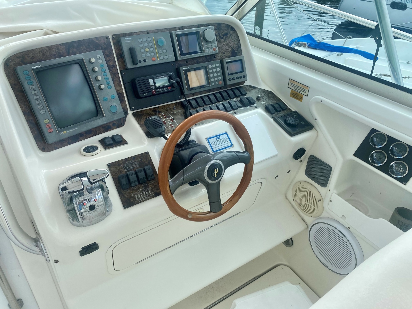 37' 1999 Sea Ray 