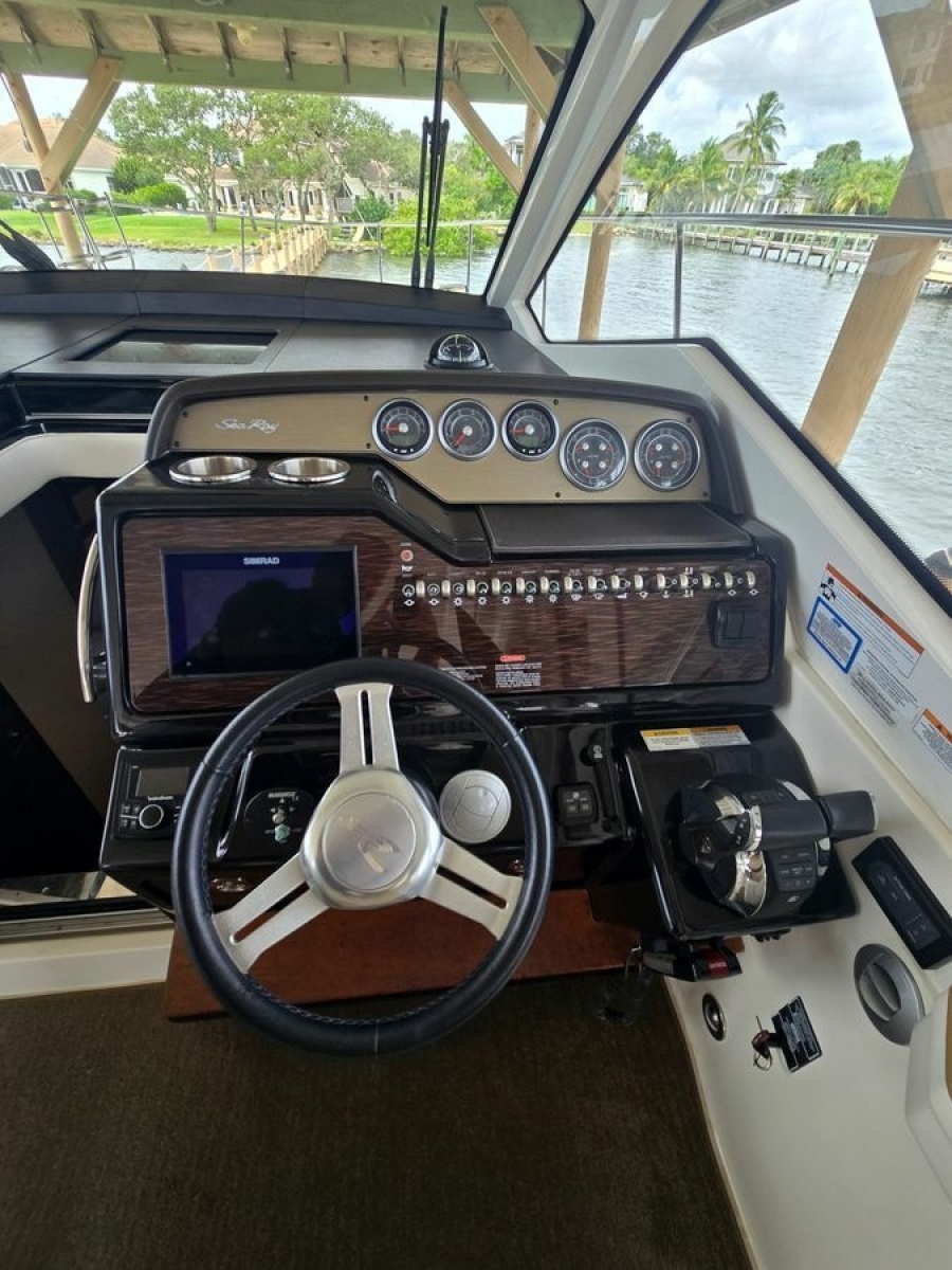 35' 2018 Sea Ray 
