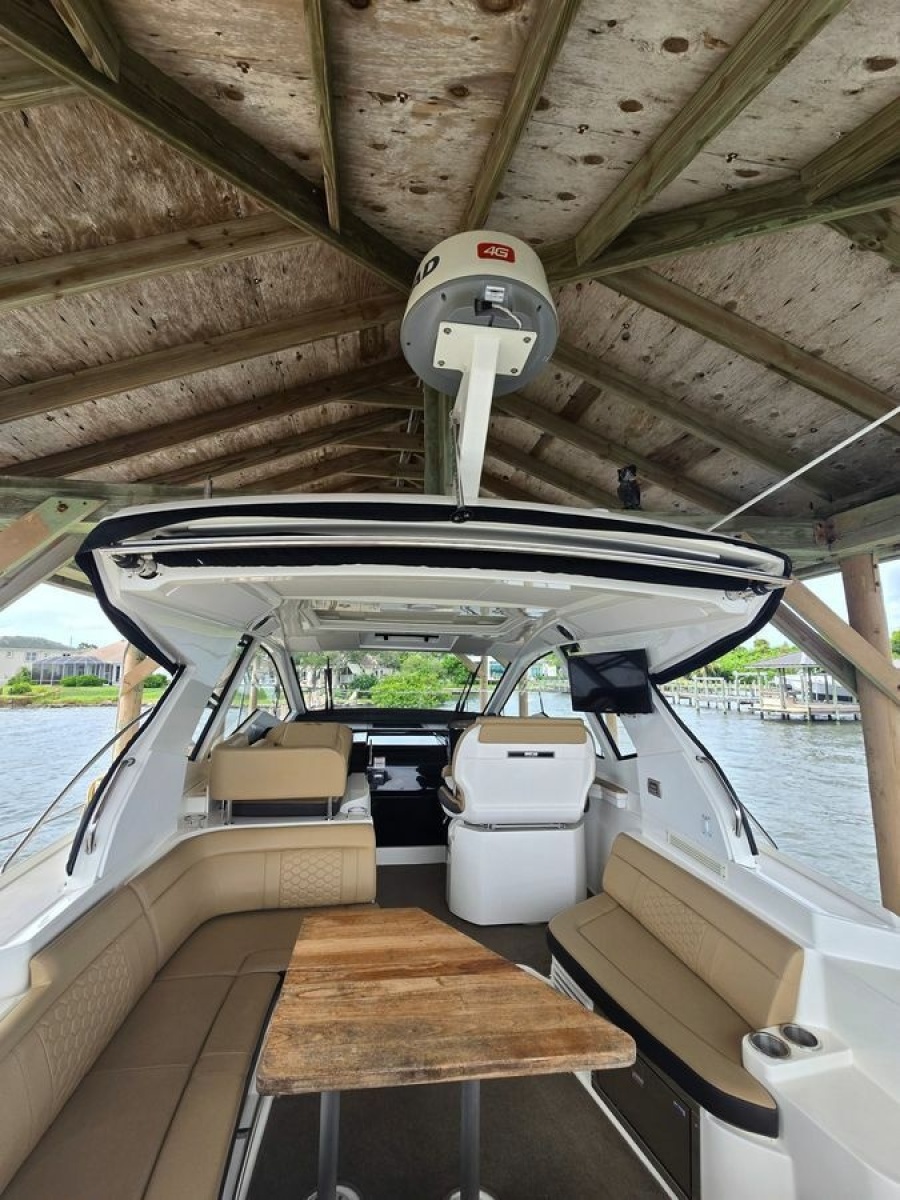 35' 2018 Sea Ray 