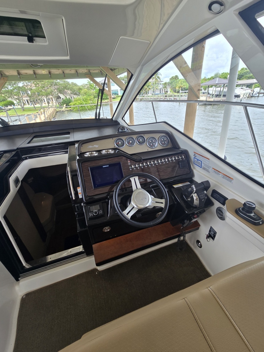 2018 Sea Ray 350 Sundancer Coupe
