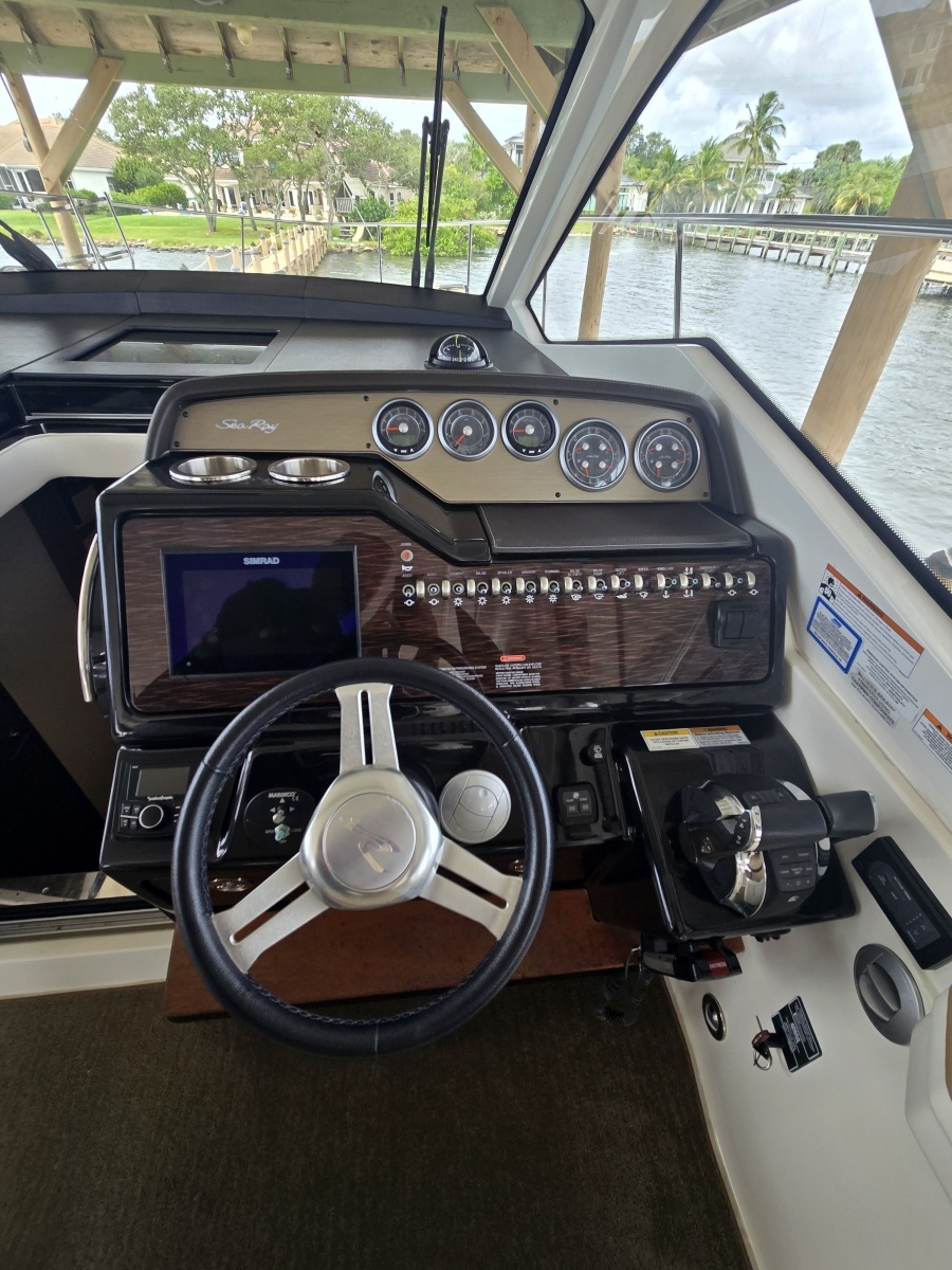 2018 Sea Ray 350 Sundancer Coupe