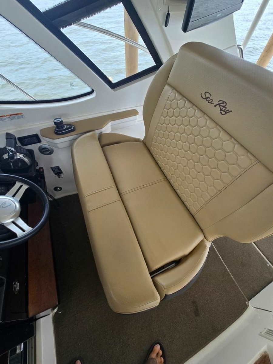 35' 2018 Sea Ray 