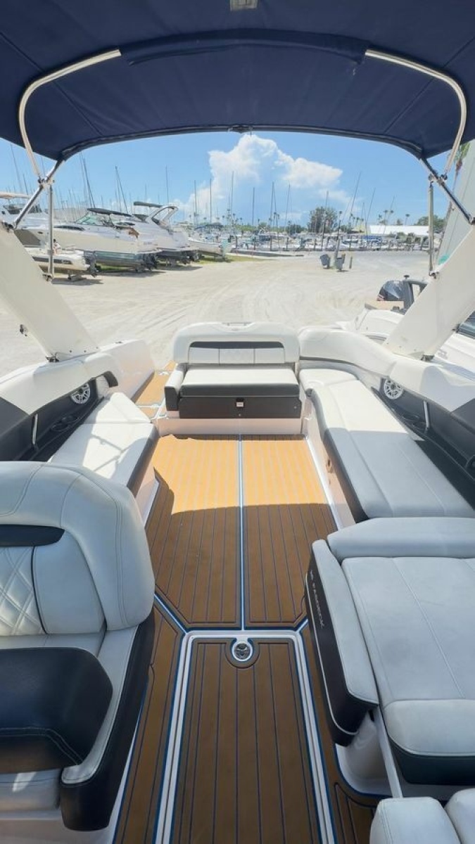 35' 2018 Sea Ray 